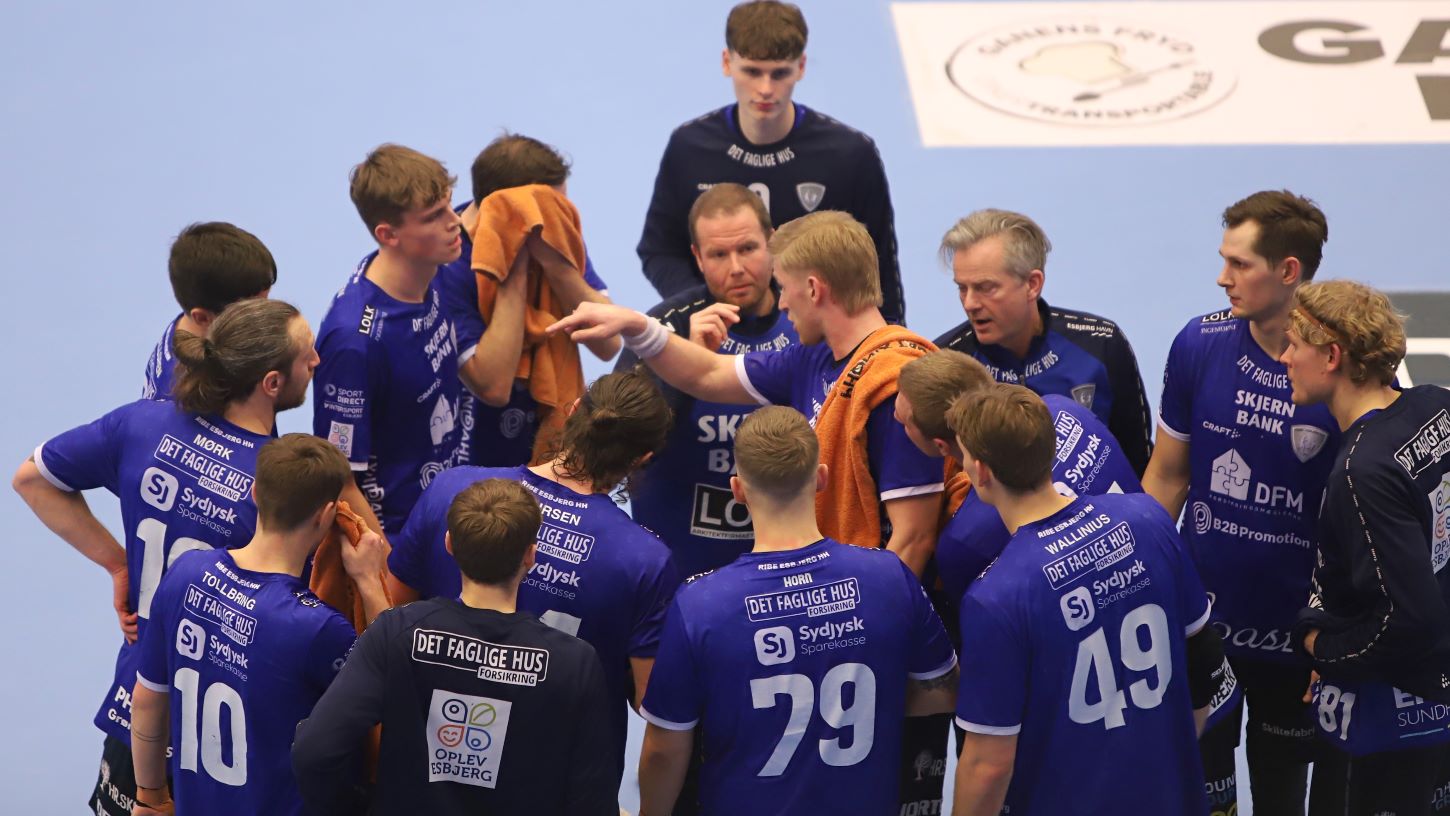 Vigtig time-out til sidst, hvor Elvar byder ind. Foto: Johnny Tauman.