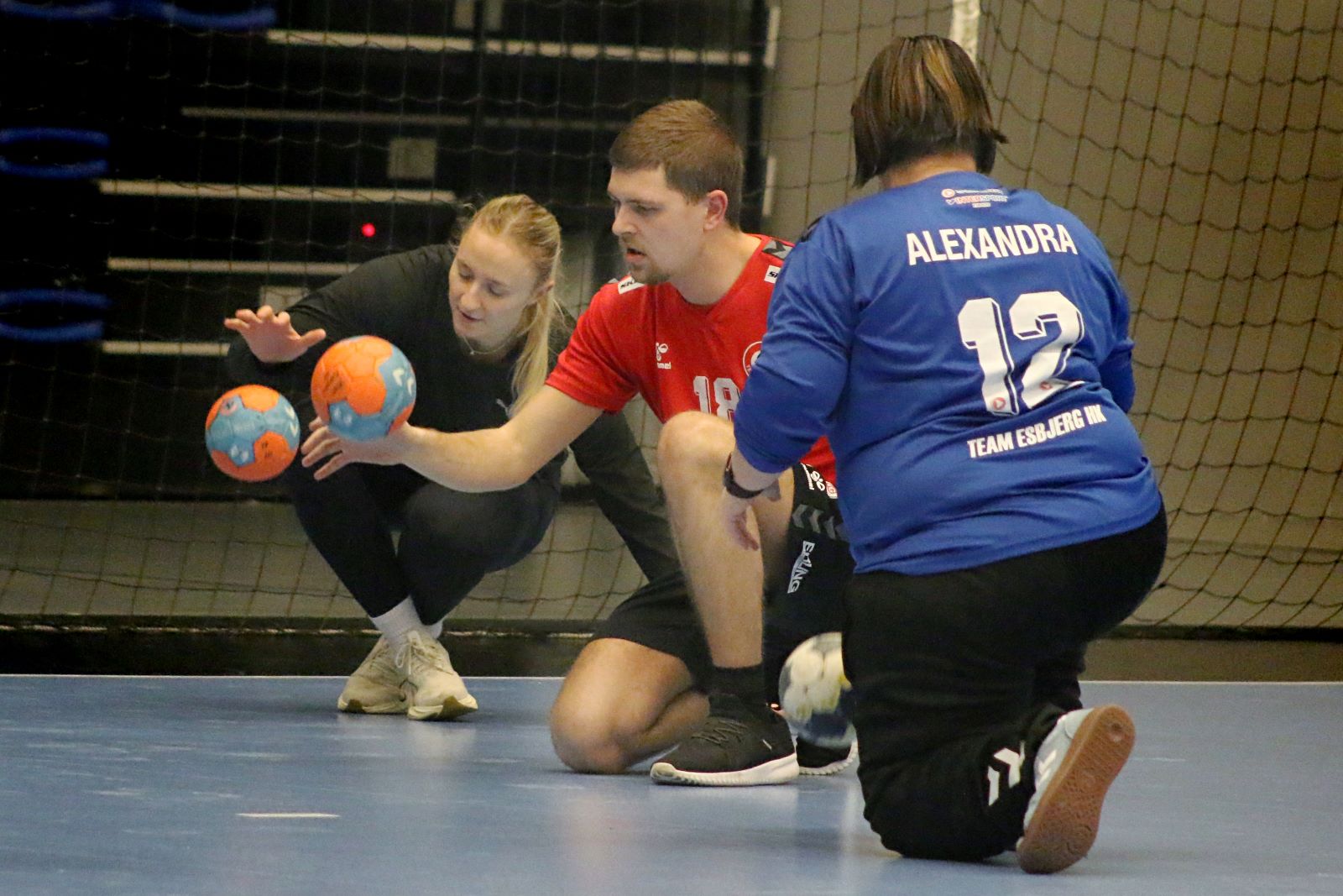 Henny Reistad træner driblefærdigheder med Alexandra og Knudsen. Foto: Johnny Tauman.