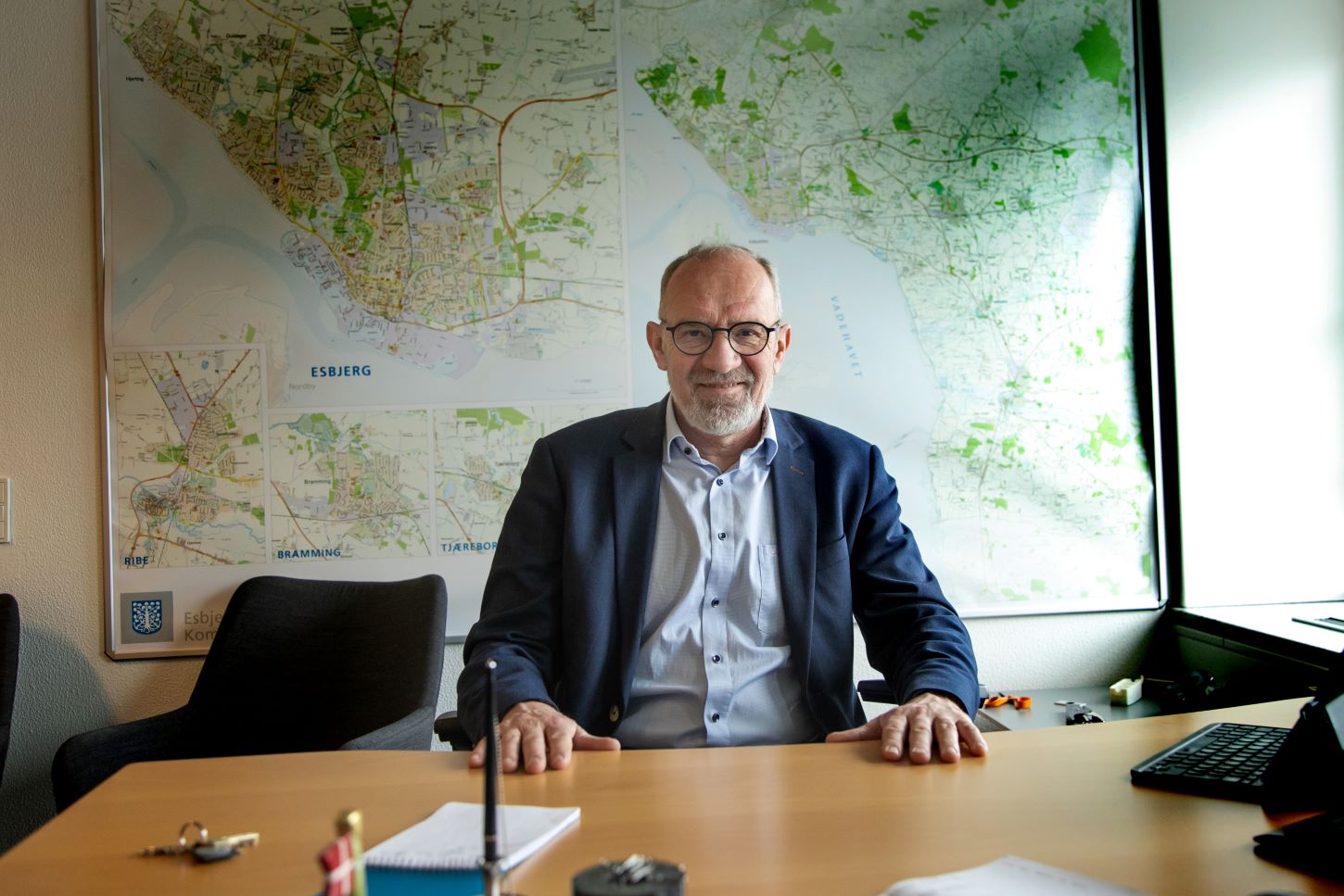 Kurt Bjerrum har efterhånden fundet sig til rette bag skrivebordet - og som udvalgsformand for Teknik & Miljø. Foto: Johnny Tauman.