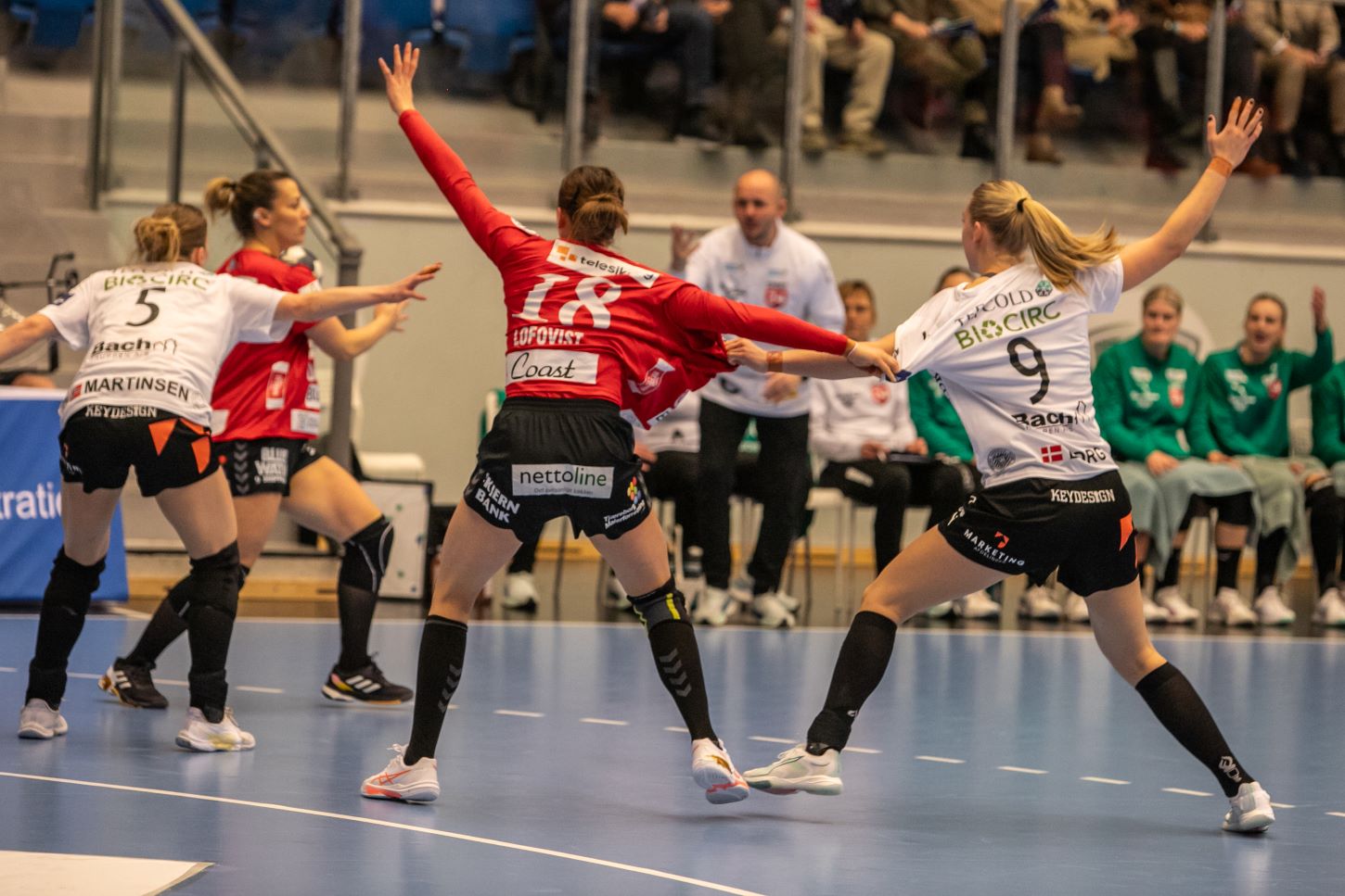 Hvilke trøjer holder til det største træk? Olivia Lövqvist måtte skifte sin i løbet af kampen forleden. Foto: Johnny Tauman.