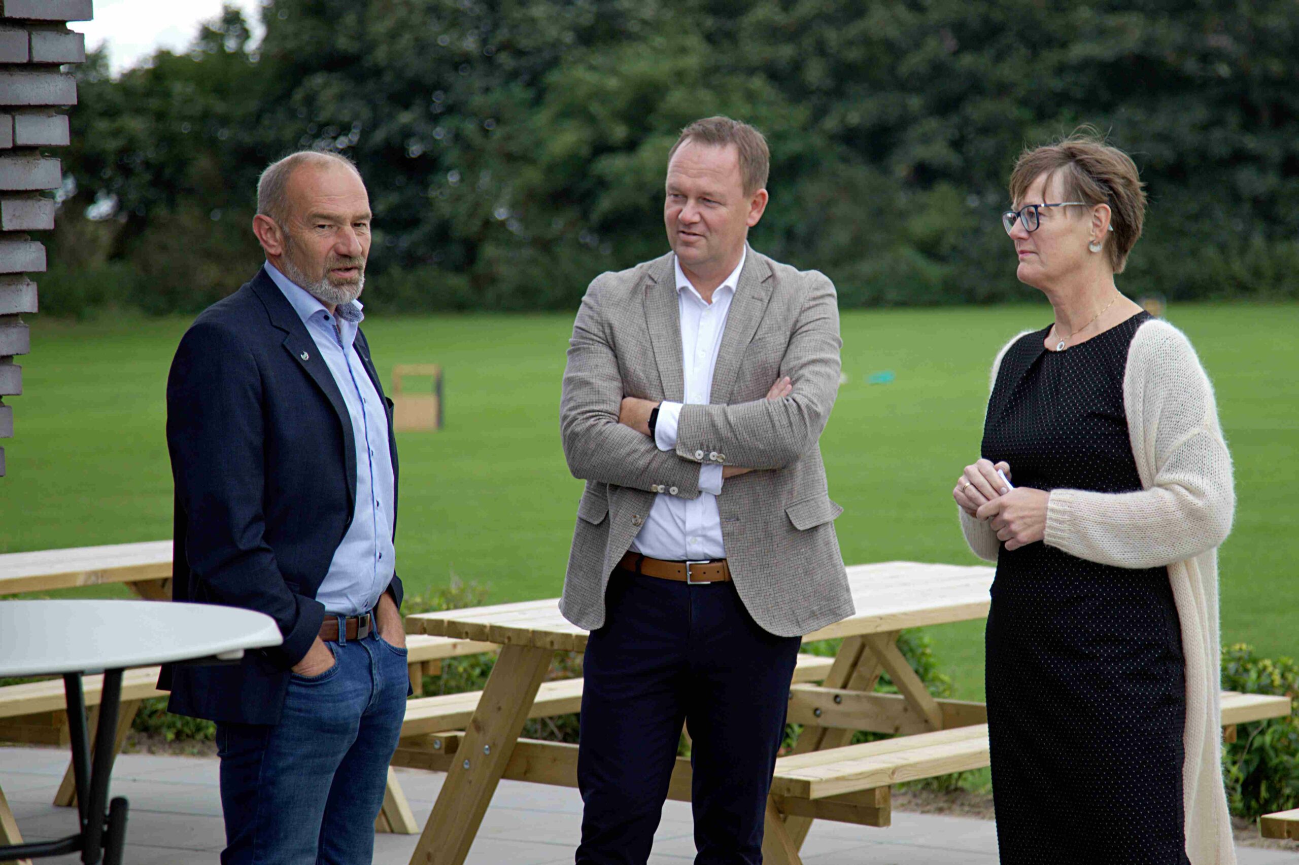 Kurt Bjerrum i selskab med borgmester Jesper Frost Rasmussen og Marianne Kømler' til indvielse af foreningshuset Åhuset for borgerne i Jedsted og Vilslev i 2021. Arkivfoto: Johnny Tauman.