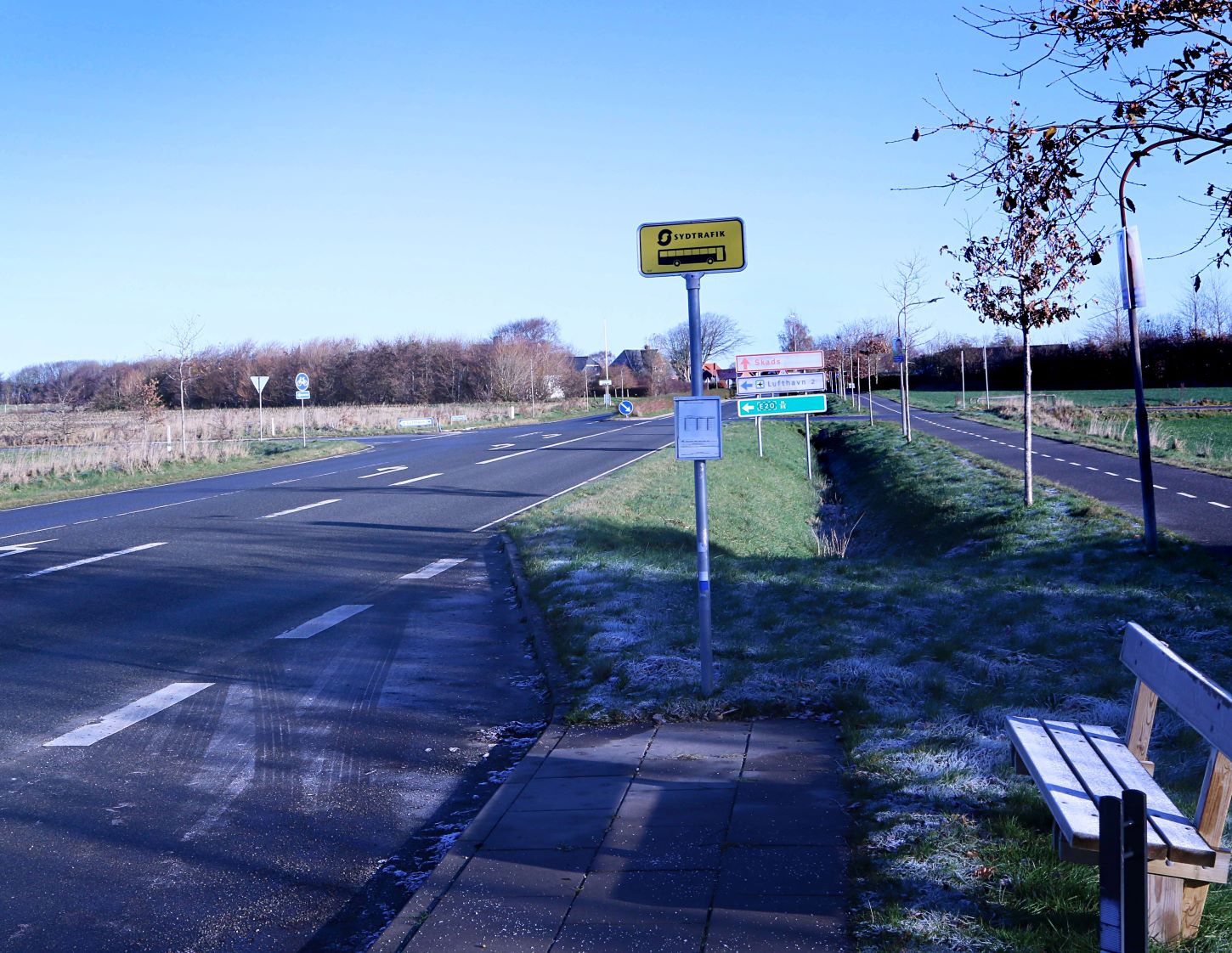 Busstoppesteder ved Skads uden for byskiltet. Foto: Johnny Tauman.