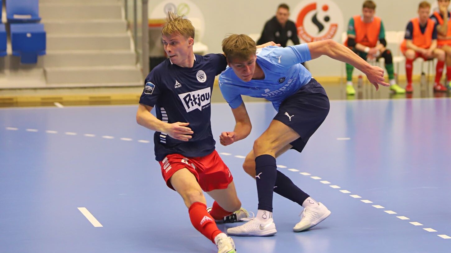 Bolden er netop sendt i mål til 1-0-føring. Foto: Johnny Tauman.