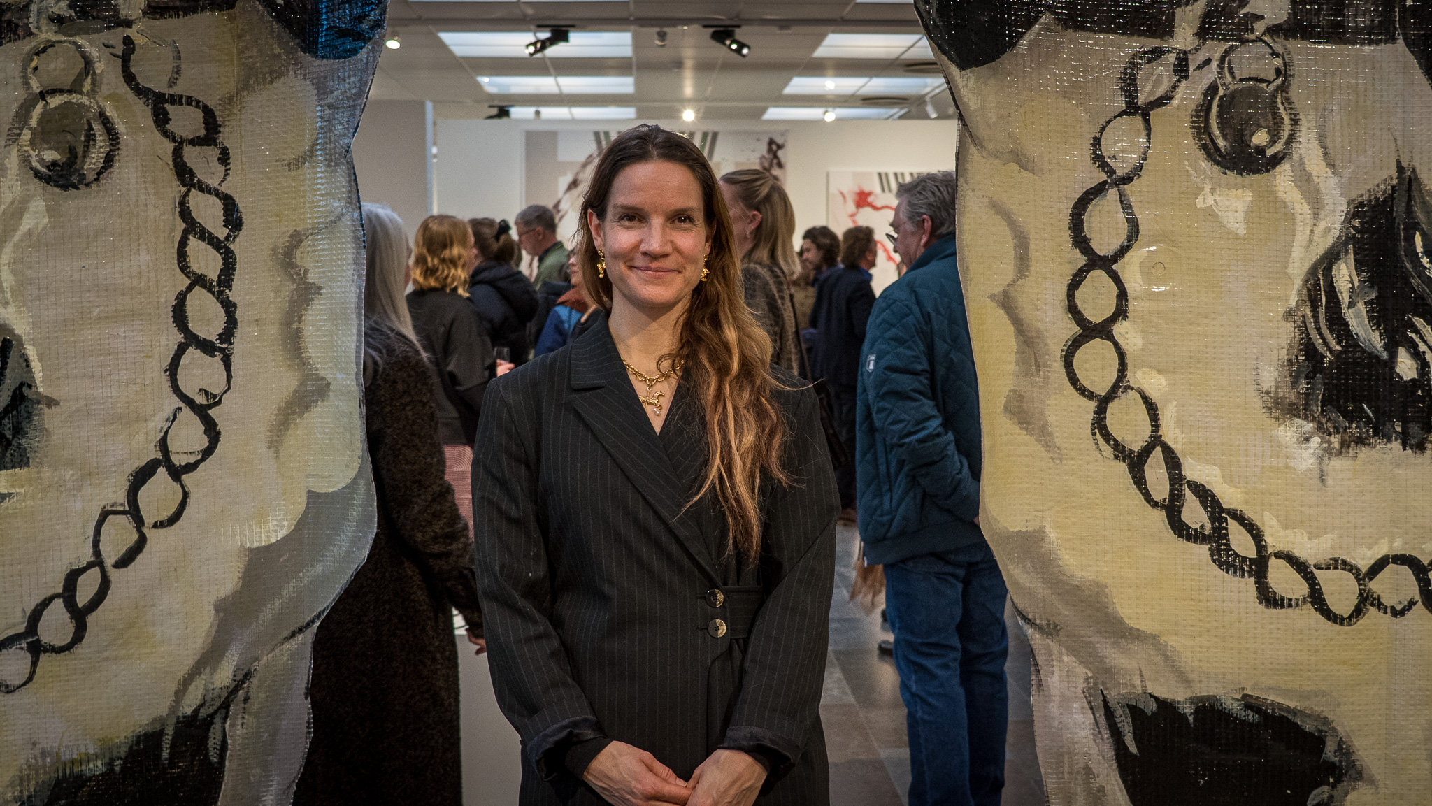Kurator Marie Nipper ved ferniseringen på Kunstnerkolonien på Fanø, Esbjerg Kunstmuseum. Foto: Fjodor Pedersen.