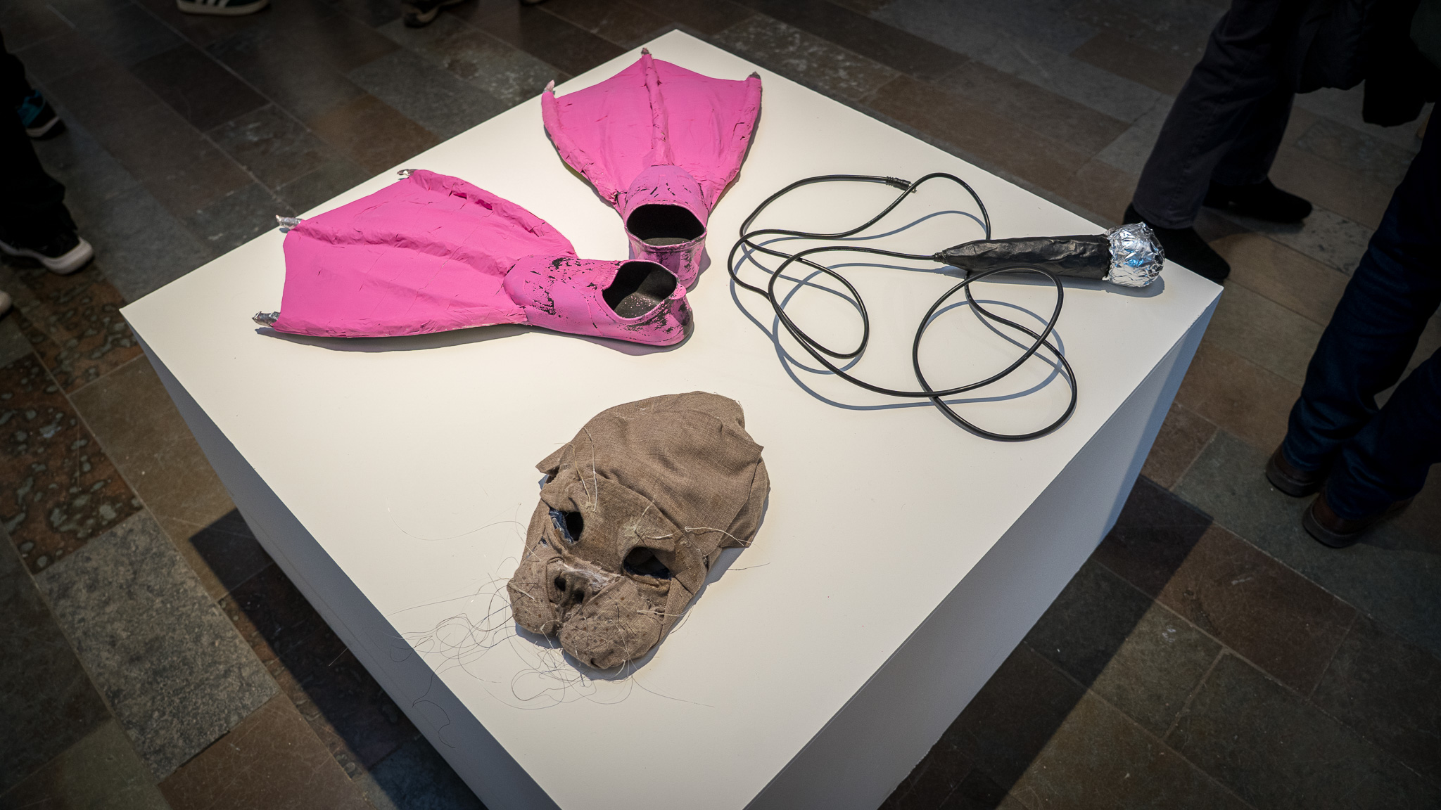 Objekter fra Alberte Skronskis videoinstallation - hvorfor ikke gøre dem til en del af udstillingen? Fx sådan sætter en kurator sit præg på en kunstudstilling og får tingene til at gå op i en højere enhed. Foto: Fjodor Pedersen.