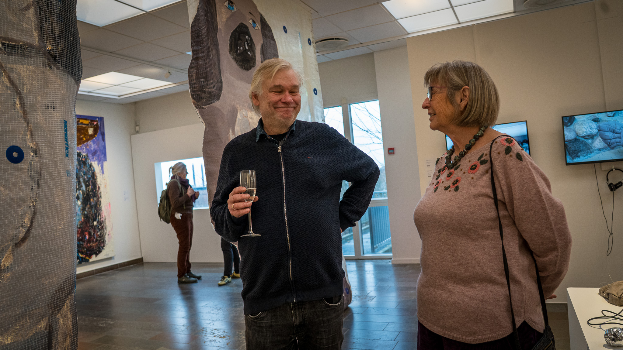 Peter Land i samtale med formand for Fanø Kunstforening, Birgit Knudsen. Foto: Fjodor Pedersen.