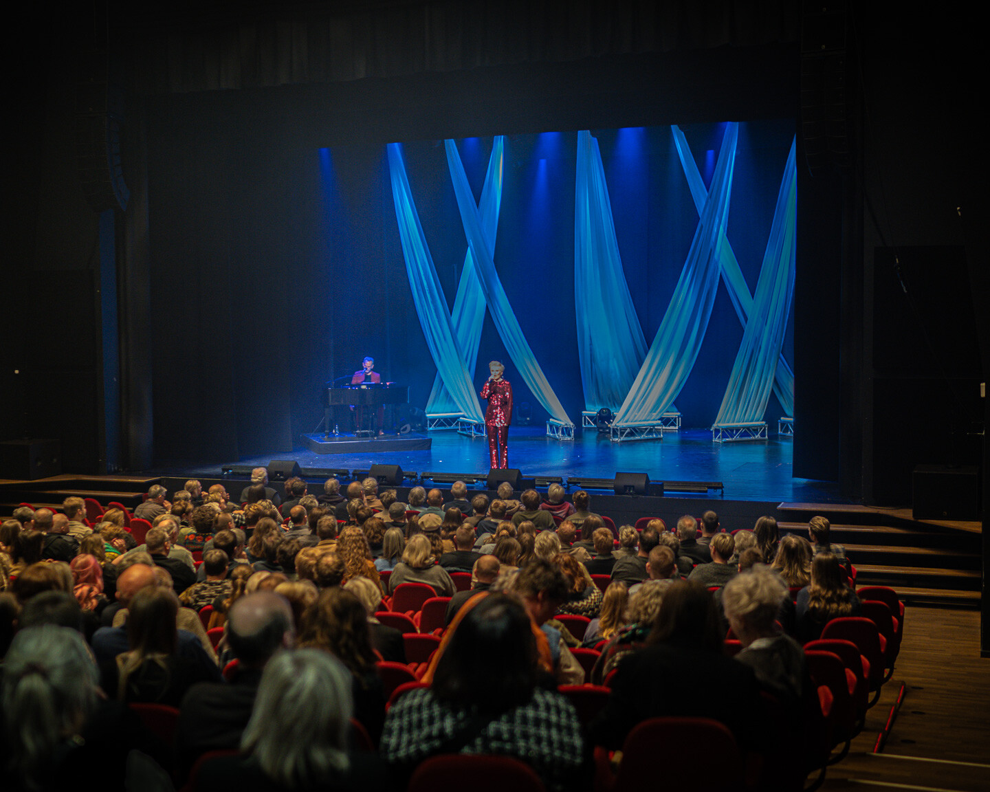 Fra årets forpremiere af EsbjergRevyen, 4. februar 2026. Foto: Fjodor Pedersen.