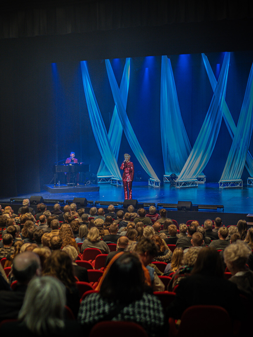 Fra årets forpremiere af EsbjergRevyen, 4. februar 2026. Foto: Fjodor Pedersen.