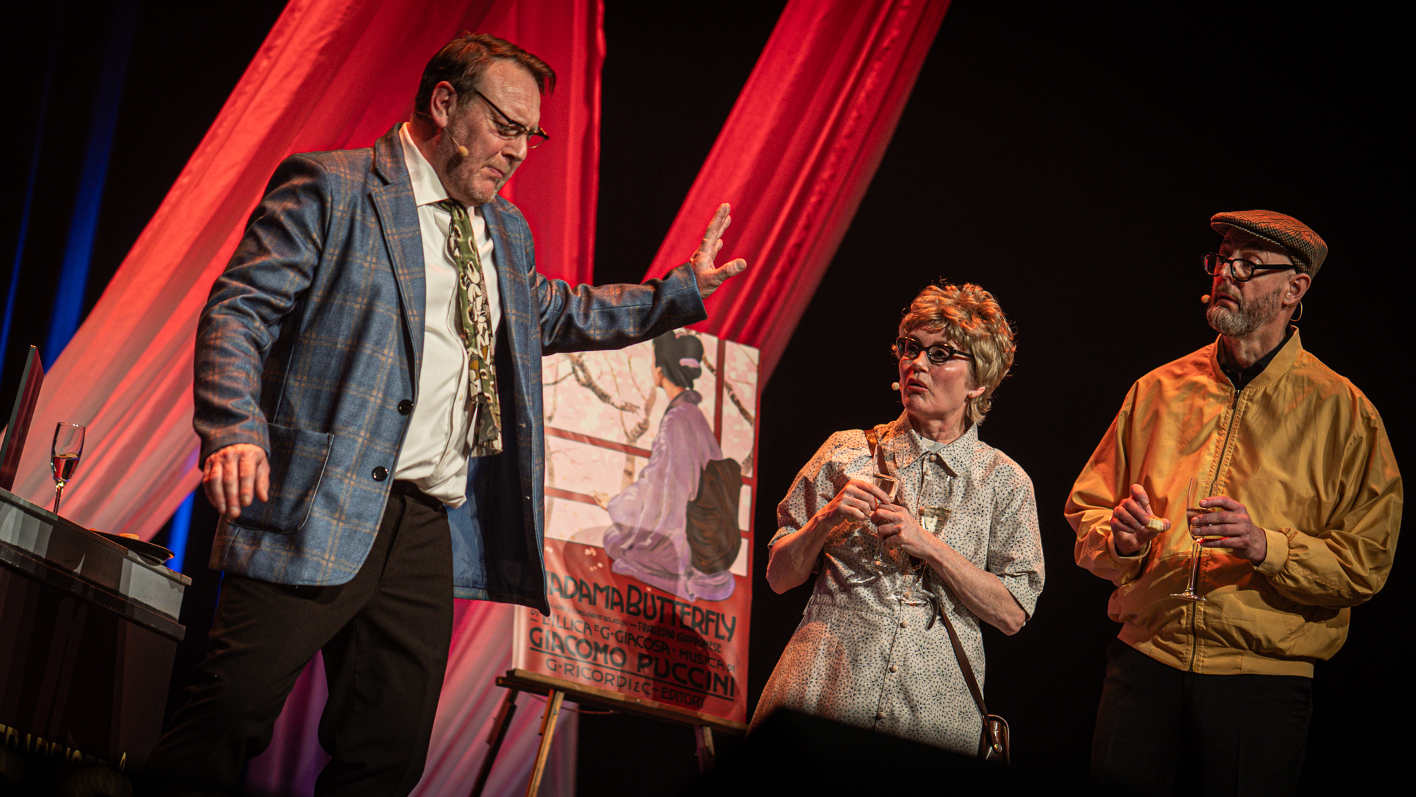 Et klassisk, kærligt kulturclash, hvor det jordnære møder det finkulturelle, og ingen helt forstår hinanden – men alle genkender situationen. Foto: Fjodor Pedersen.