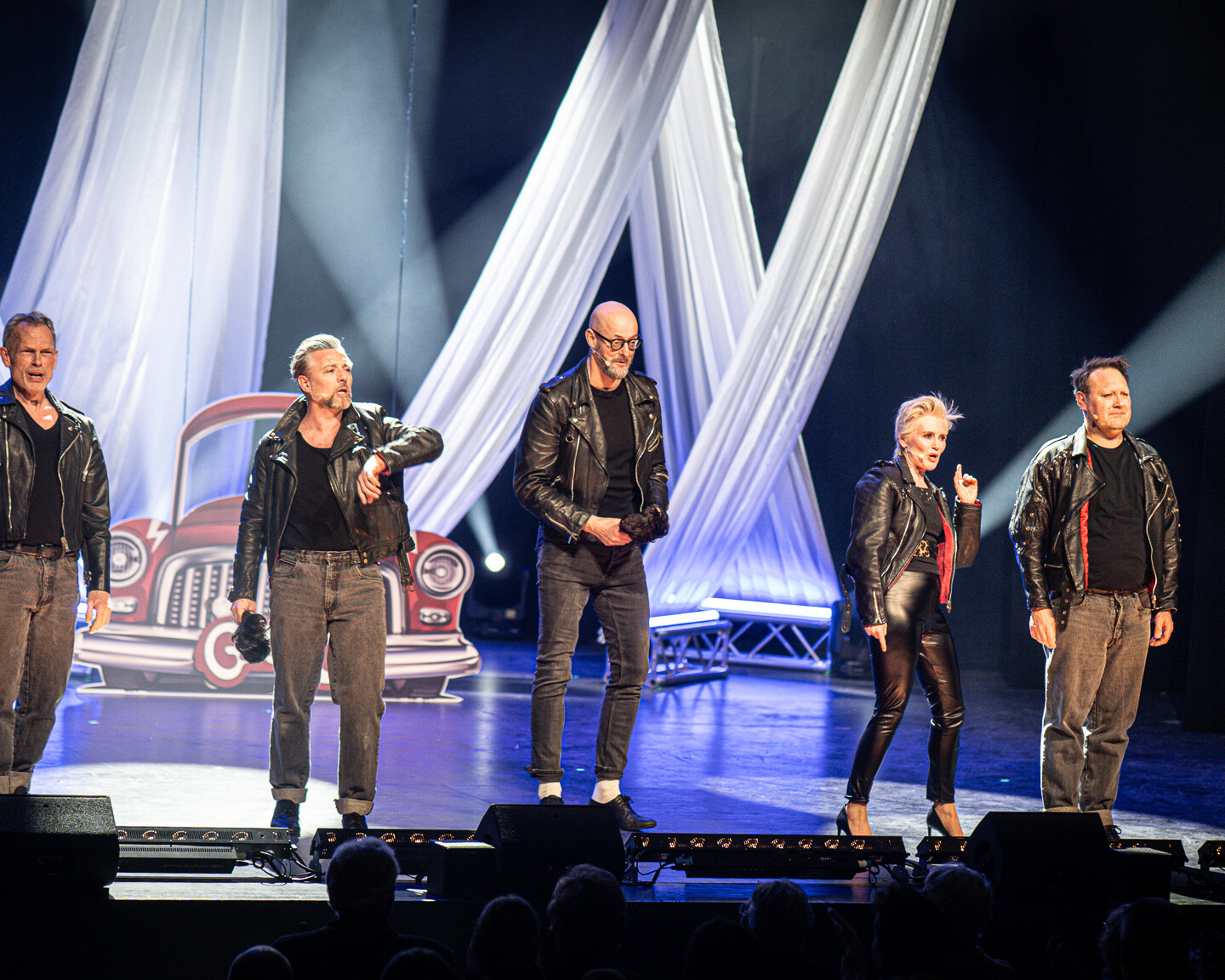 Kapelmester Peter Bom, Kasper Le Fevre, Jan Svarrer, Trine Gadeberg og Jacob Weble efter det store finalenummer. Foto: Fjodor Pedersen.