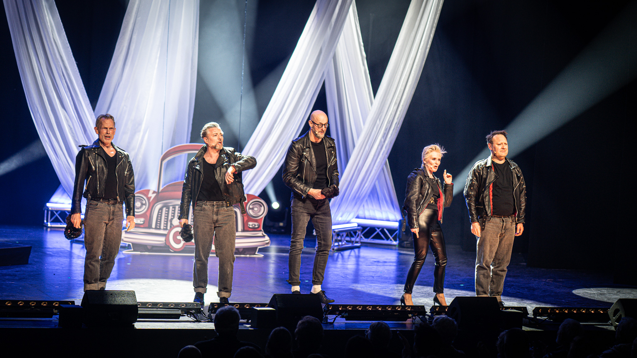 Kapelmester Peter Bom, Kasper Le Fevre, Jan Svarrer, Trine Gadeberg og Jacob Weble efter det store finalenummer. Foto: Fjodor Pedersen.