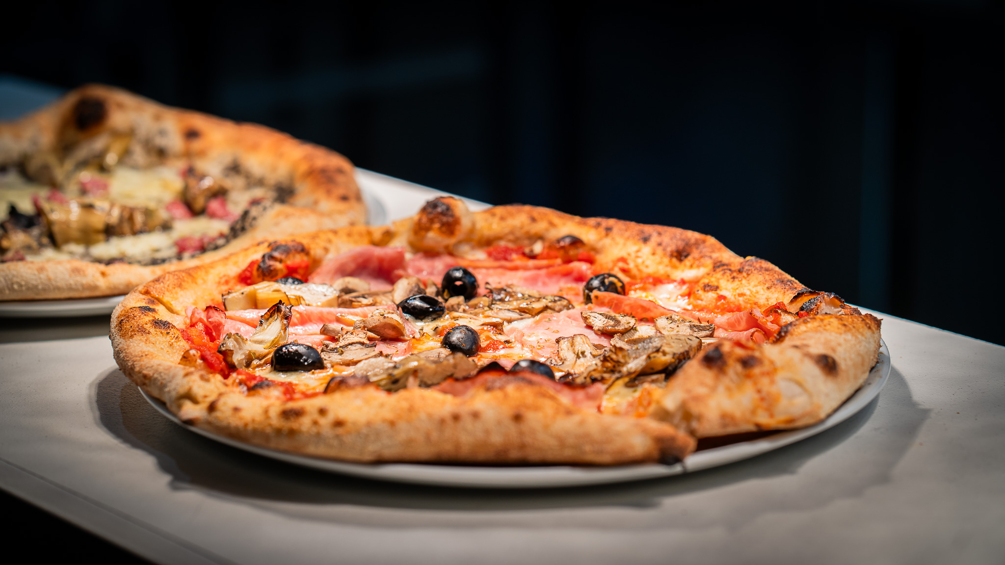 - Da det blev aktuelt at åbne restaurant, gik der ikke fem sekunder før jeg tænkte: "Vi skal lave pizza". Det går godt sammen med burgere. Napolitanske pizzaer med fyld fra Italien. Foto: Fjodor Pedersen.