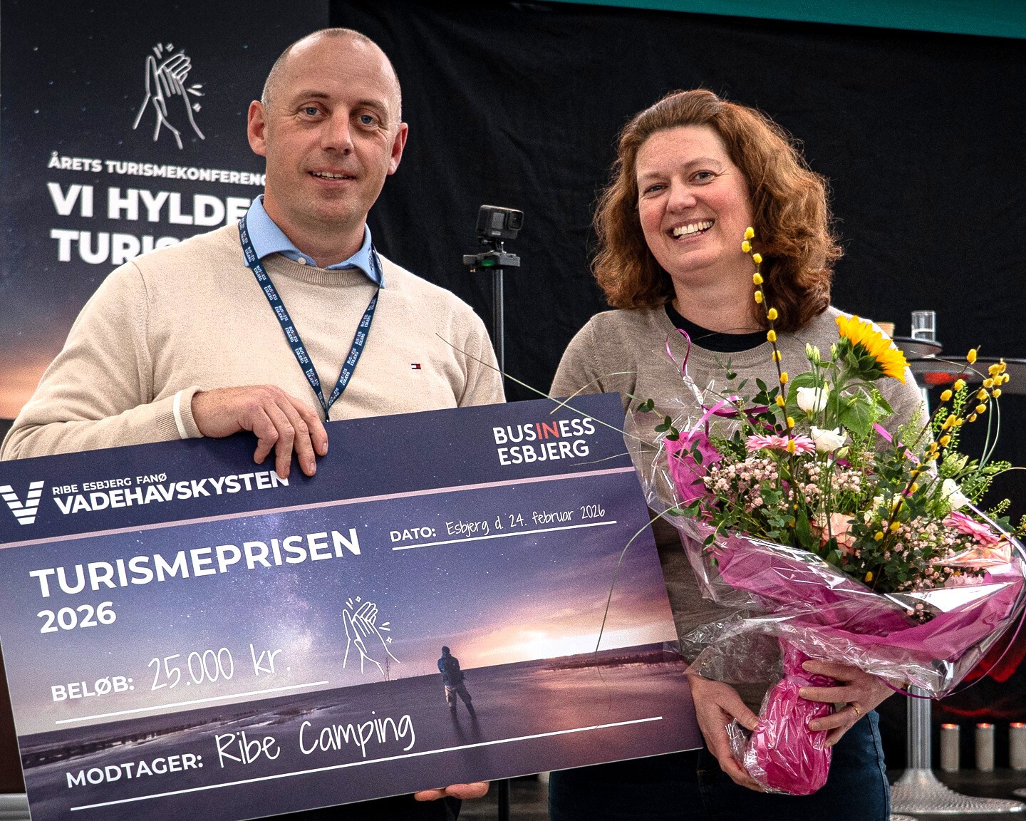 Jonas Sørensen og Anne Schested Hansen har drevet Ribe Camping i otte år. De tre seneste år har de vundet priser hos Danish Camping Awards - den seneste for bare to dage siden. Nu suppleres med denne flotte, lokale pris. Foto: Fjodor Pedersen.