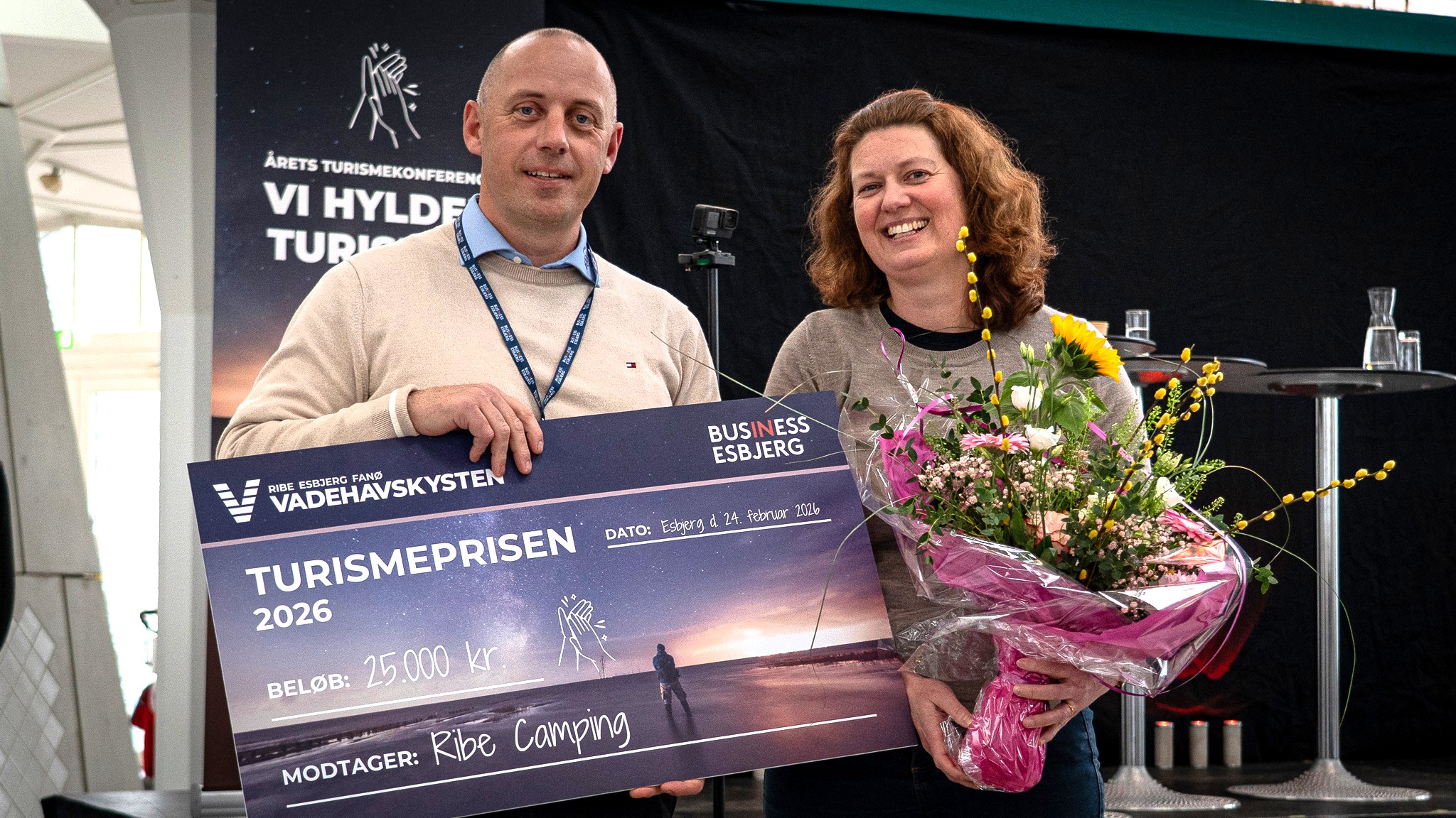 Jonas Sørensen og Anne Schested Hansen har drevet Ribe Camping i otte år. De tre seneste år har de vundet priser hos Danish Camping Awards - den seneste for bare to dage siden. Nu suppleres med denne flotte, lokale pris. Foto: Fjodor Pedersen.