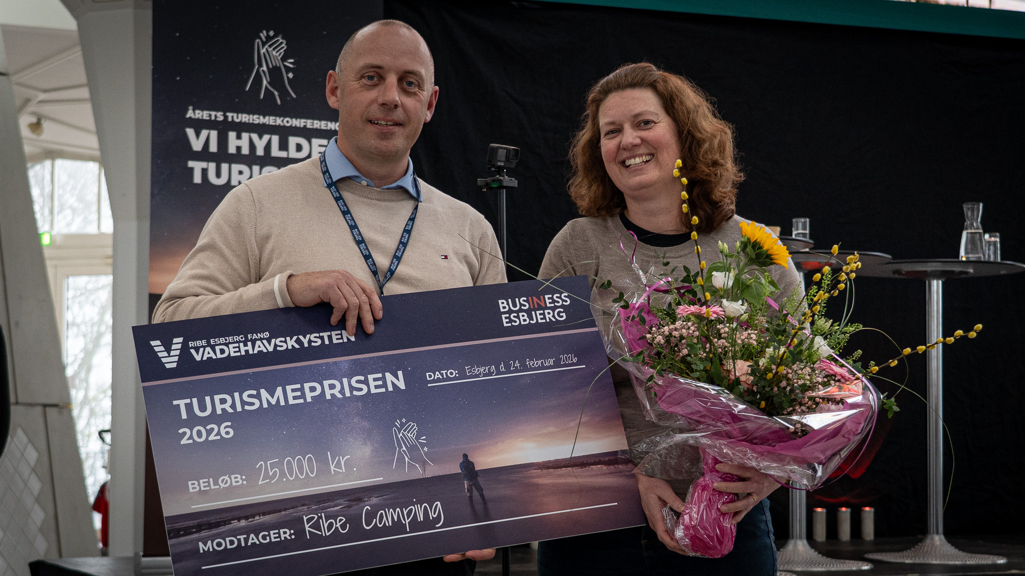 Jonas Sørensen og Anne Schested Hansen har drevet Ribe Camping i otte år. De tre seneste år har de vundet priser hos Danish Camping Awards - den seneste for bare to dage siden. Nu suppleres med denne flotte, lokale pris. Foto: Fjodor Pedersen.