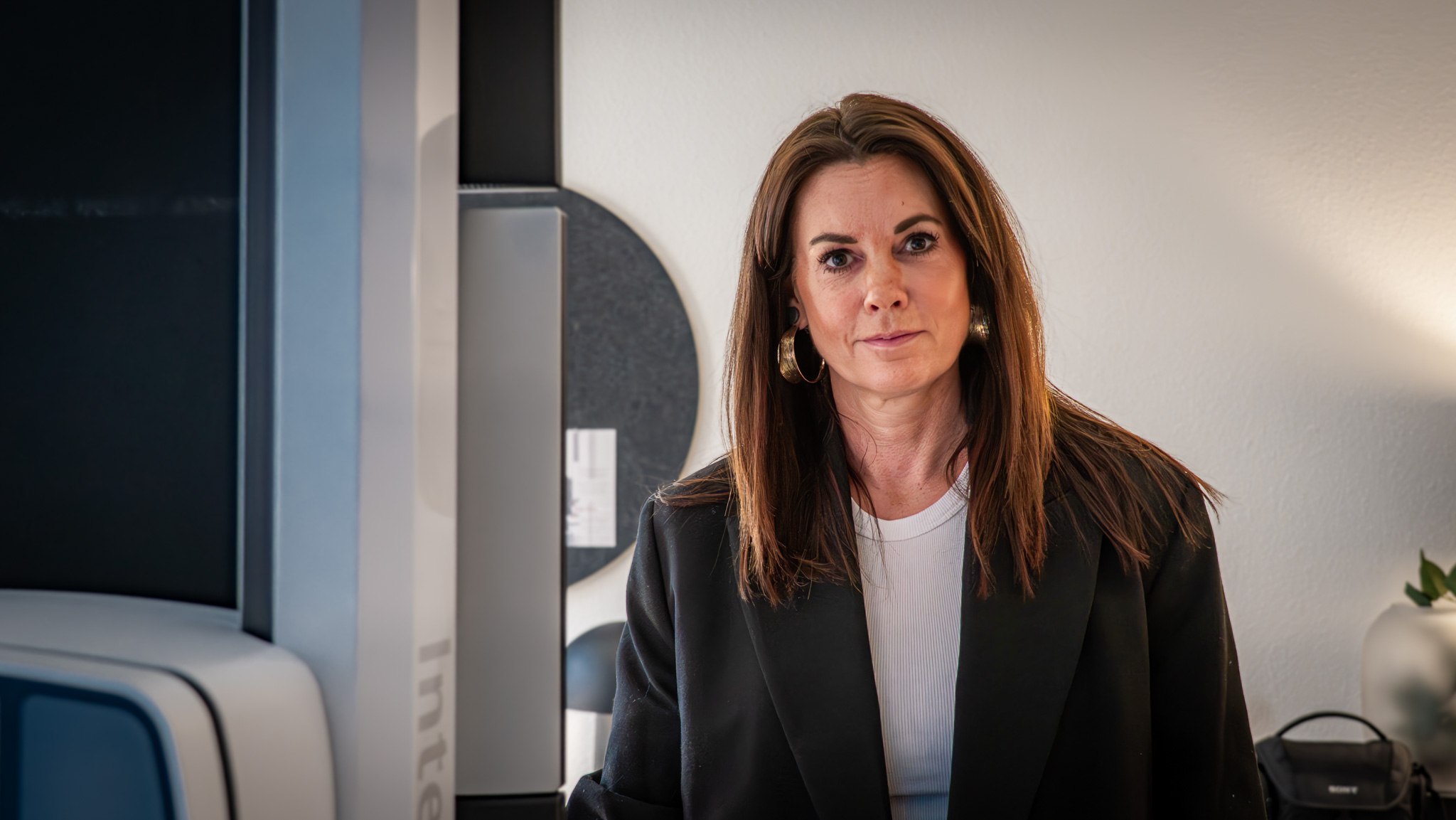 Claire Gillian McCullagh har åbnet DermaSkan i Esbjerg, hvor hun tilbyder systematisk hudscanning med fokus på tidlig opsporing af forandringer i modermærker. Foto: Fjodor Pedersen.