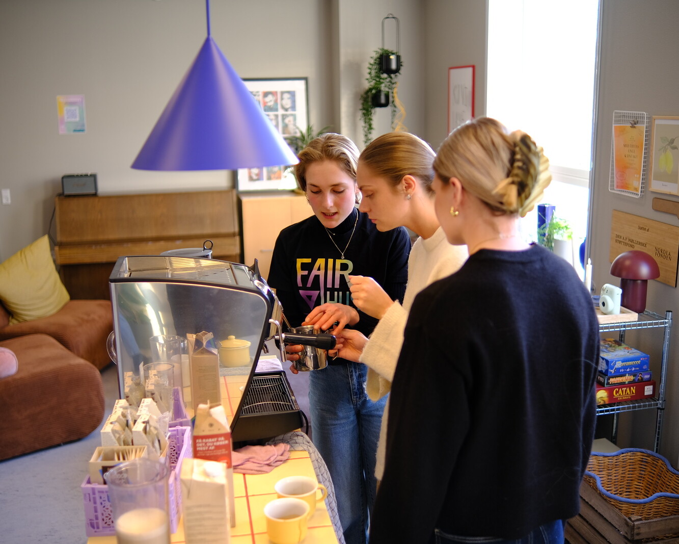 Fællesskab over en kop kaffe: Hverdagsøjeblikke og små aktiviteter skaber trygge rammer, hvor relationer kan vokse – også omkring køkkenbordet.