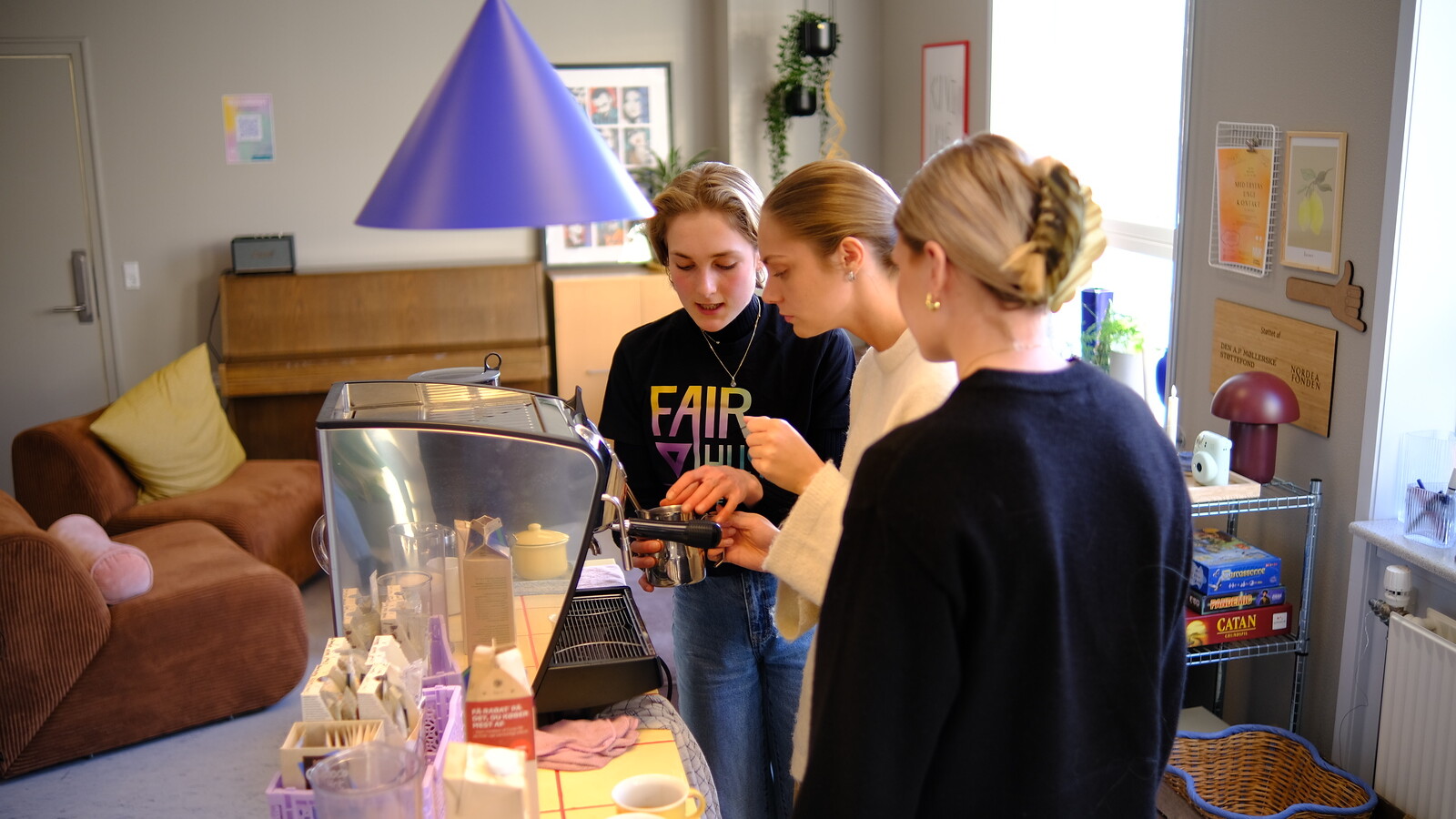 Fællesskab over en kop kaffe: Hverdagsøjeblikke og små aktiviteter skaber trygge rammer, hvor relationer kan vokse – også omkring køkkenbordet.