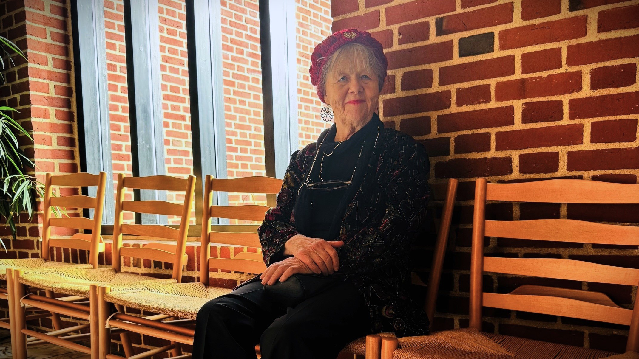 82-årige Daimi venter "back-stage" på at gå på scenen i Grundtvigskirken i Esbjerg. Privatfoto.