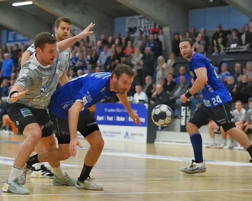 Der blev kæmpet om hver eneste bold i RIbe Fritidscenter, da REHH spillede mod Grindsted. Foto: Marc M. Andersen.