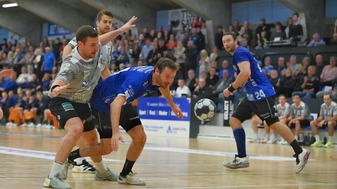 Der blev kæmpet om hver eneste bold i RIbe Fritidscenter, da REHH spillede mod Grindsted. Foto: Marc M. Andersen.