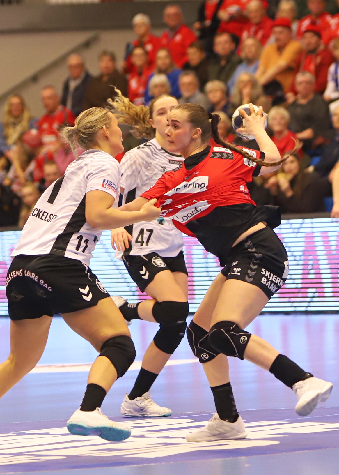 Live Deila forfølger enhver chance - nogle gange også, hvor bolden måske skulle være spillet videre. Foto: Johnny Tauman.
