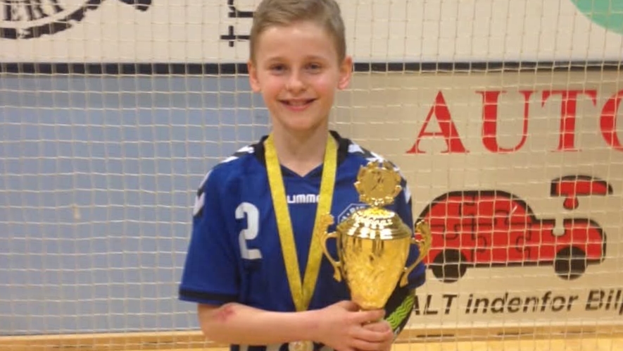 Mads Aarhus løftede som U10-spiller DM-pokalen. Privatfoto.