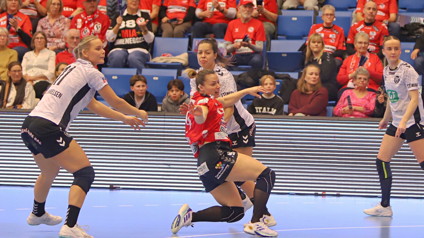 Nora Mørk smuttede igennem forsvaret og scorede. Foto: Johnny Tauman.