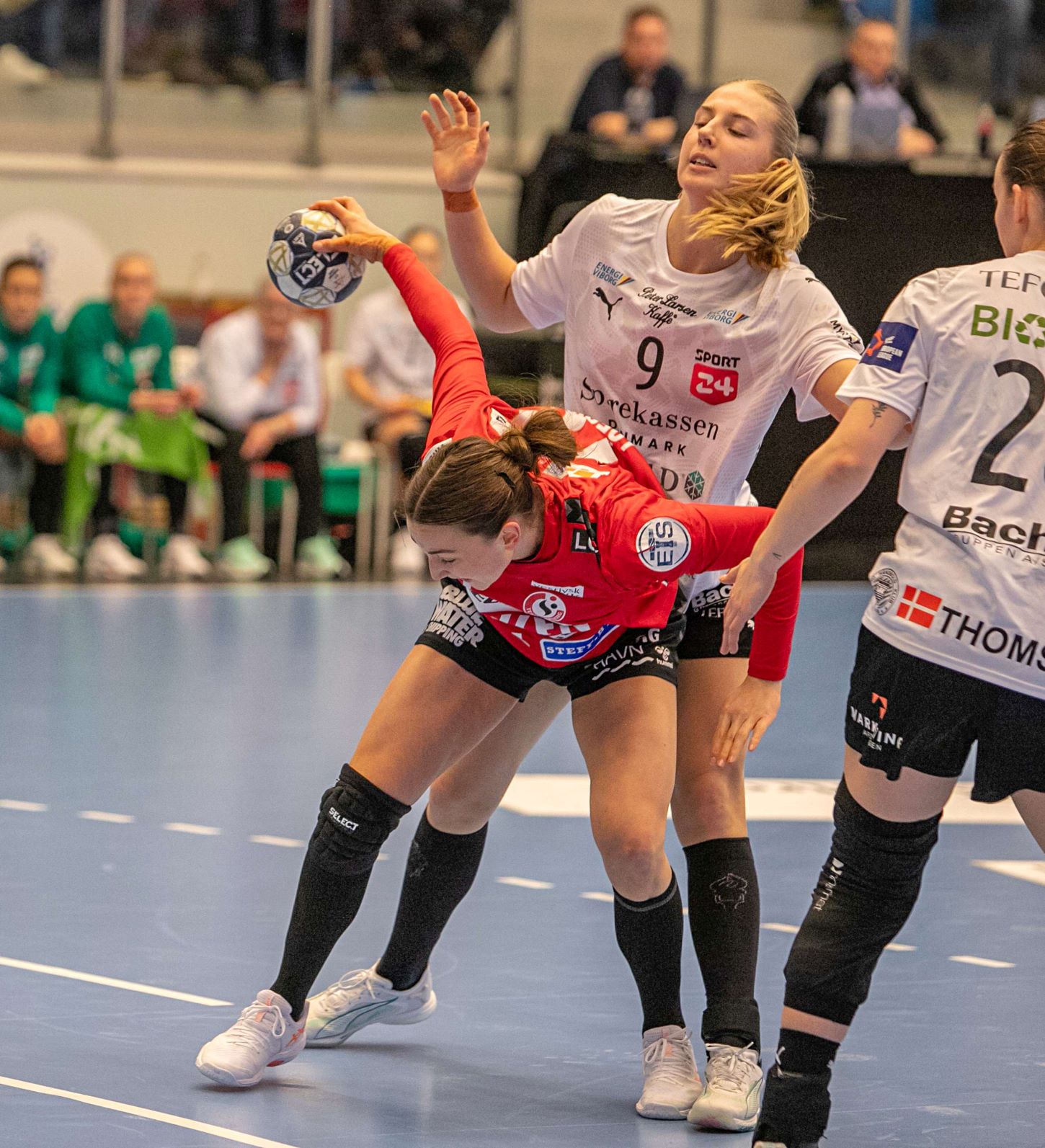 Olivia Löfqvist kan arbejde på begrænset plads ved målcirklen og også score i det tomme mål. Foto: Johnny Tauman.