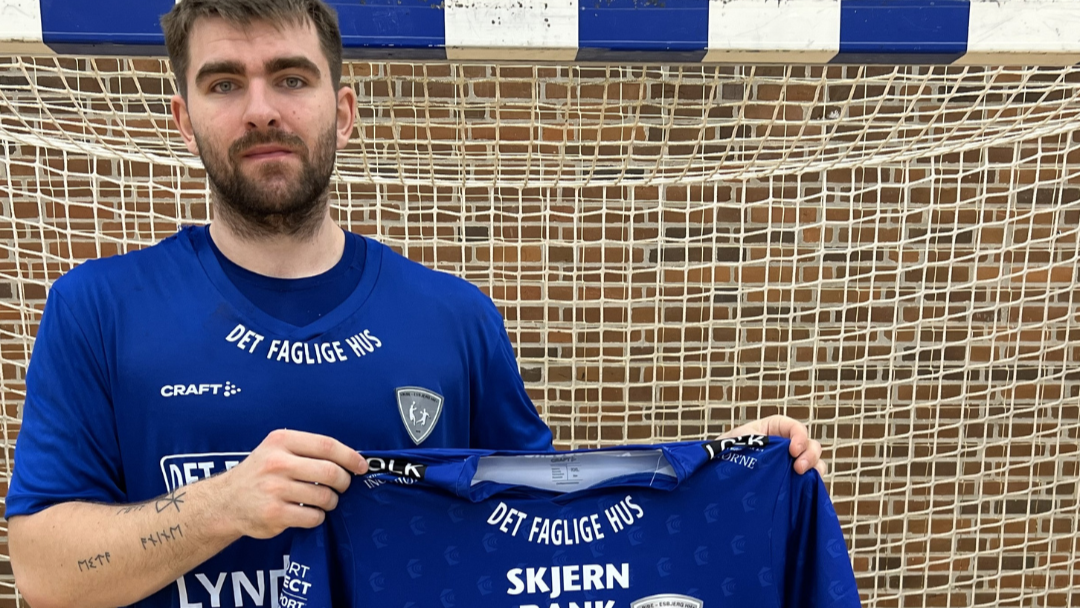 Sasser Sonn med sin nye spilledragt. Pressefoto.