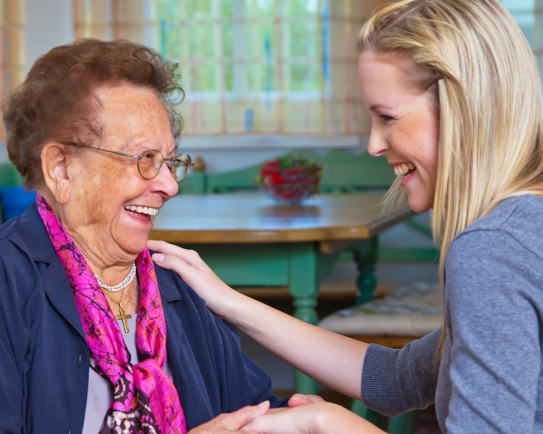 Pædagogiske assistentelever i Esbjerg kan nu få en uddannelse, hvor al oplæring foregår inden for social- og sundhedsområdet med fokus på den voksne og ældre målgruppe. Foto: Colourbox.