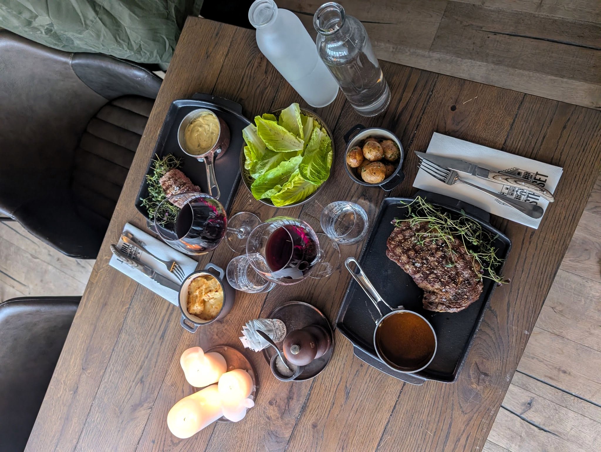 Til en god bøf skal man have en god, hjemmerørt sauce. Og det får man, lover Søren Hansen. PR-foto.
