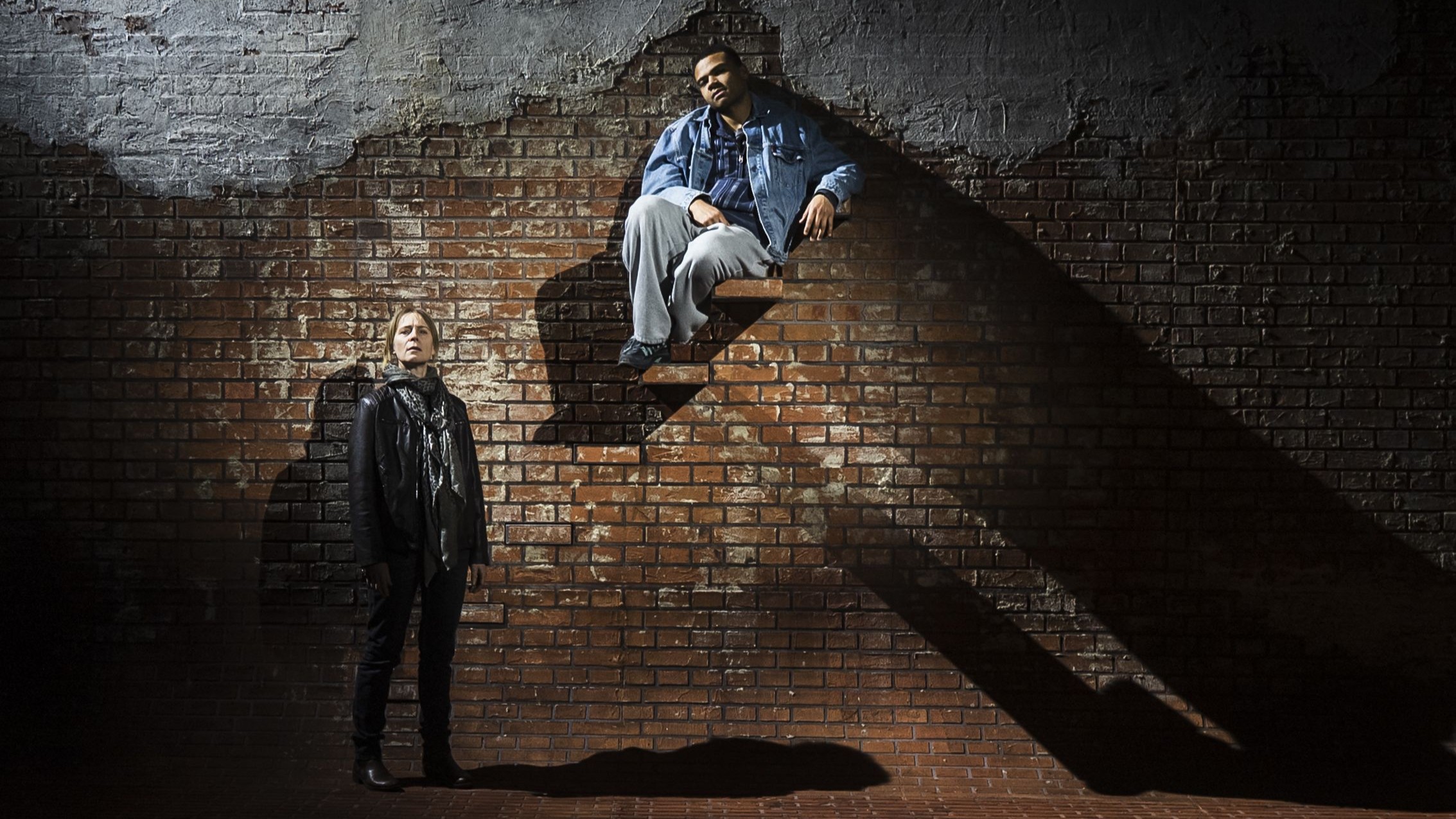 Snart kan du opleve Iben Hjejle og Alexander Bryld Obaze i Det Kongelige Teaters dramatisering af Katrine Marie Guldagers anmelderroste og samfundsspiddende roman om selvværd, sorg og omsorg. Foto: Maria Albrechtsen Mortensen.