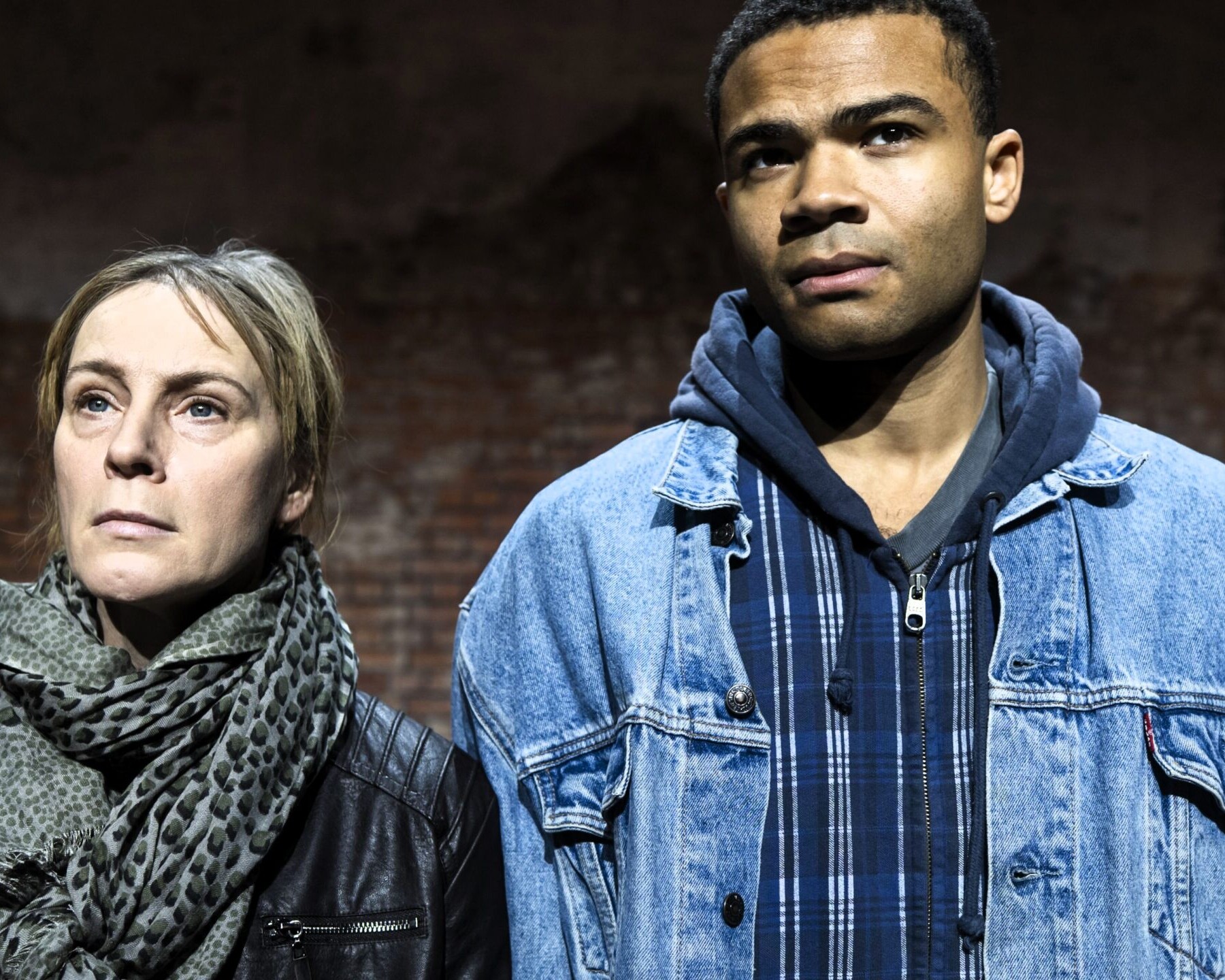 Snart kan du opleve Iben Hjejle og Alexander Bryld Obaze i Det Kongelige Teaters dramatisering af Katrine Marie Guldagers anmelderroste og samfundsspiddende roman om selvværd, sorg og omsorg. Foto: Maria Albrechtsen Mortensen.