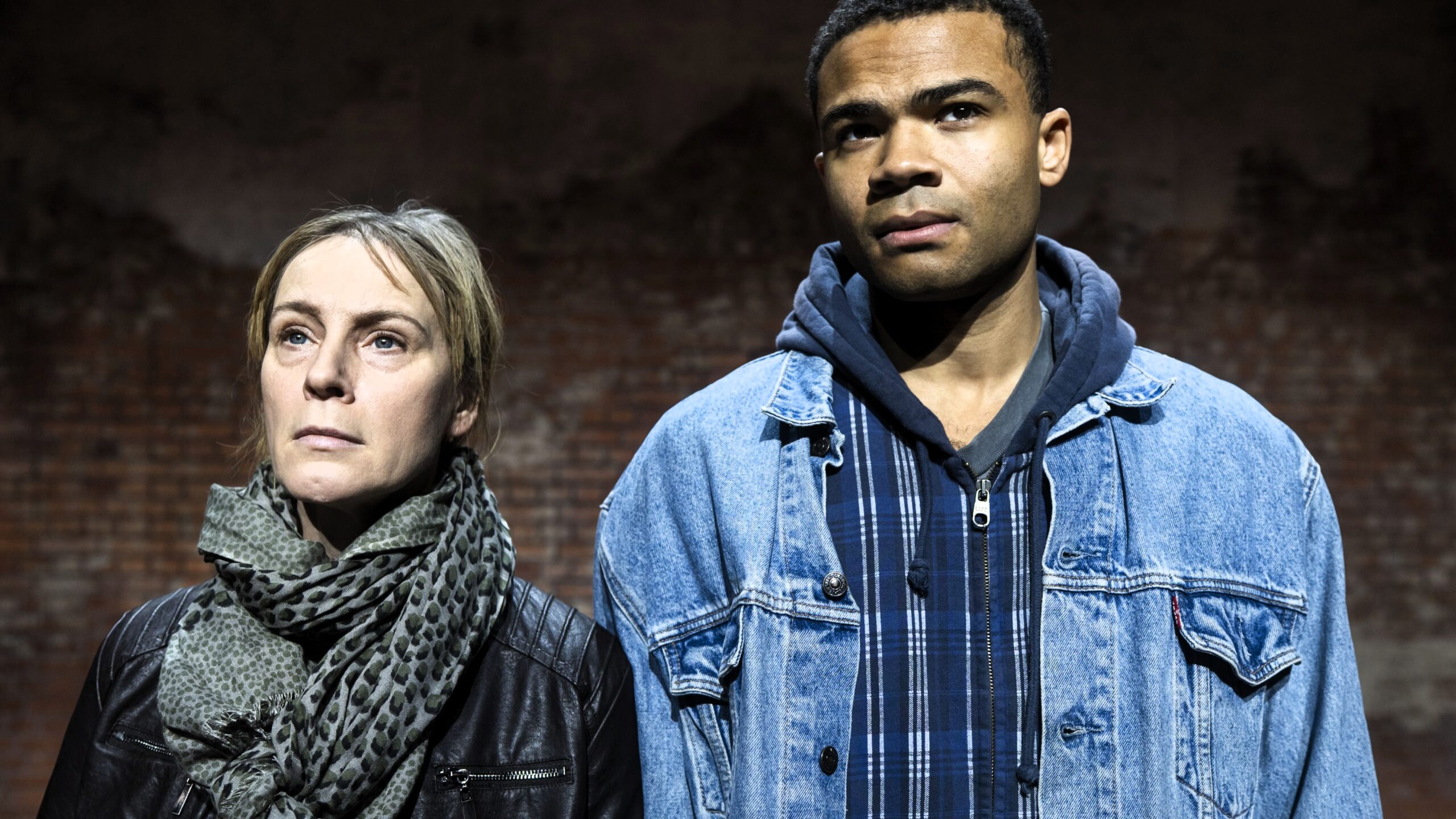 Snart kan du opleve Iben Hjejle og Alexander Bryld Obaze i Det Kongelige Teaters dramatisering af Katrine Marie Guldagers anmelderroste og samfundsspiddende roman om selvværd, sorg og omsorg. Foto: Maria Albrechtsen Mortensen.