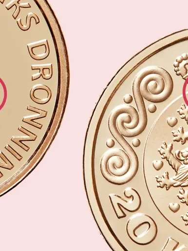 Det er oftest de små detaljer, der afslører forsøg på forfalskninger – fx omkring mund og næse på portrættet på forsiden eller stenene i kongekronen på bagsiden. Foto: Nationalbanken.