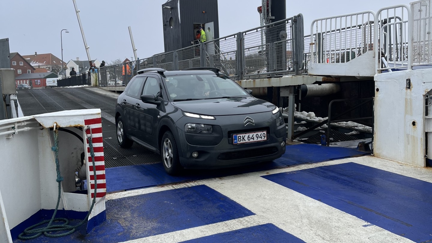 Kort før klokken 15.00 kunne den første bil atter køre ombord på en af Fanølinjens færger.