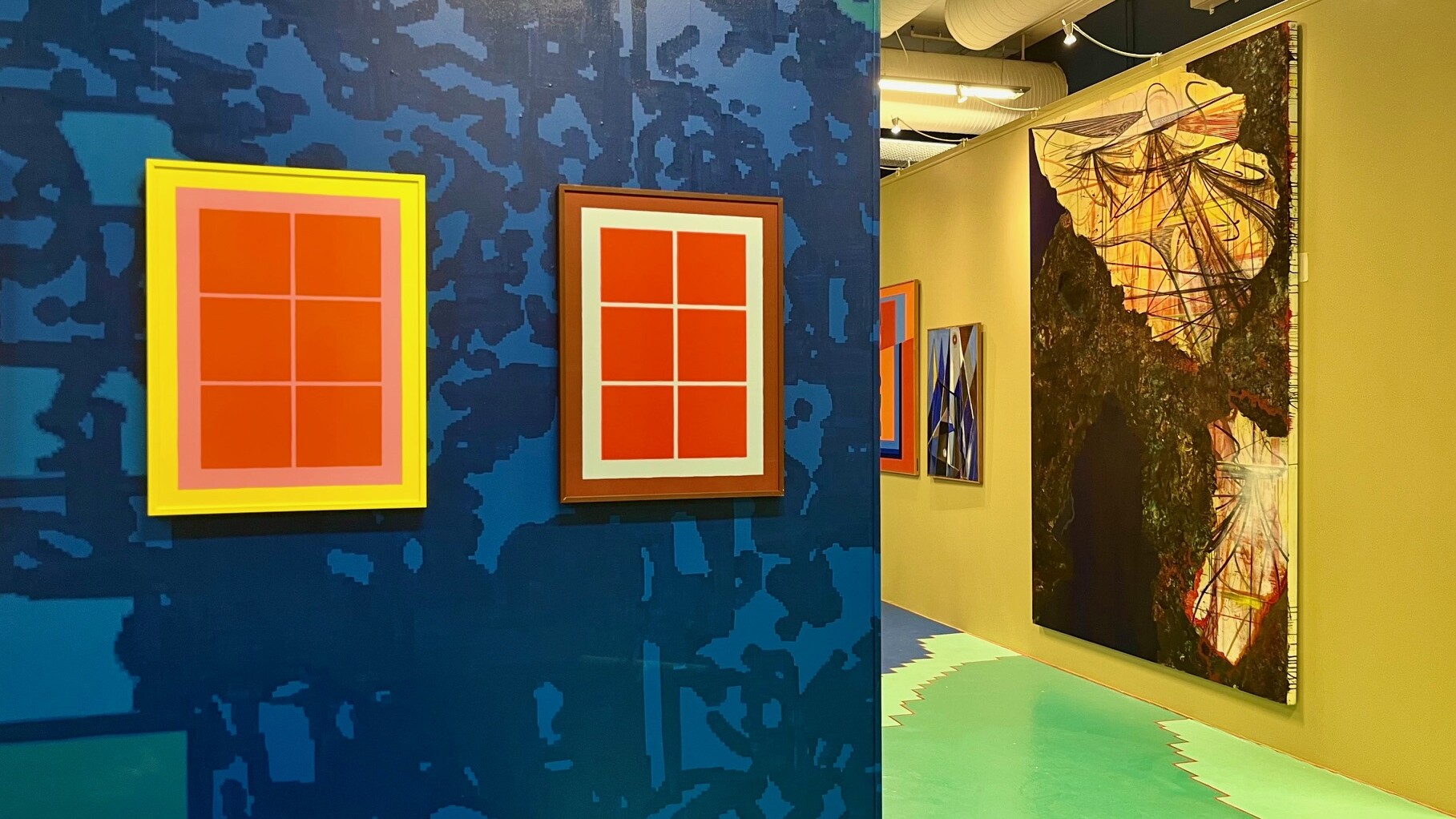 Samlingsværker i dialog med Birks farveintense baggrund – klassisk og nutidigt mødes i en ny og vovet ophængning. Pressefoto.