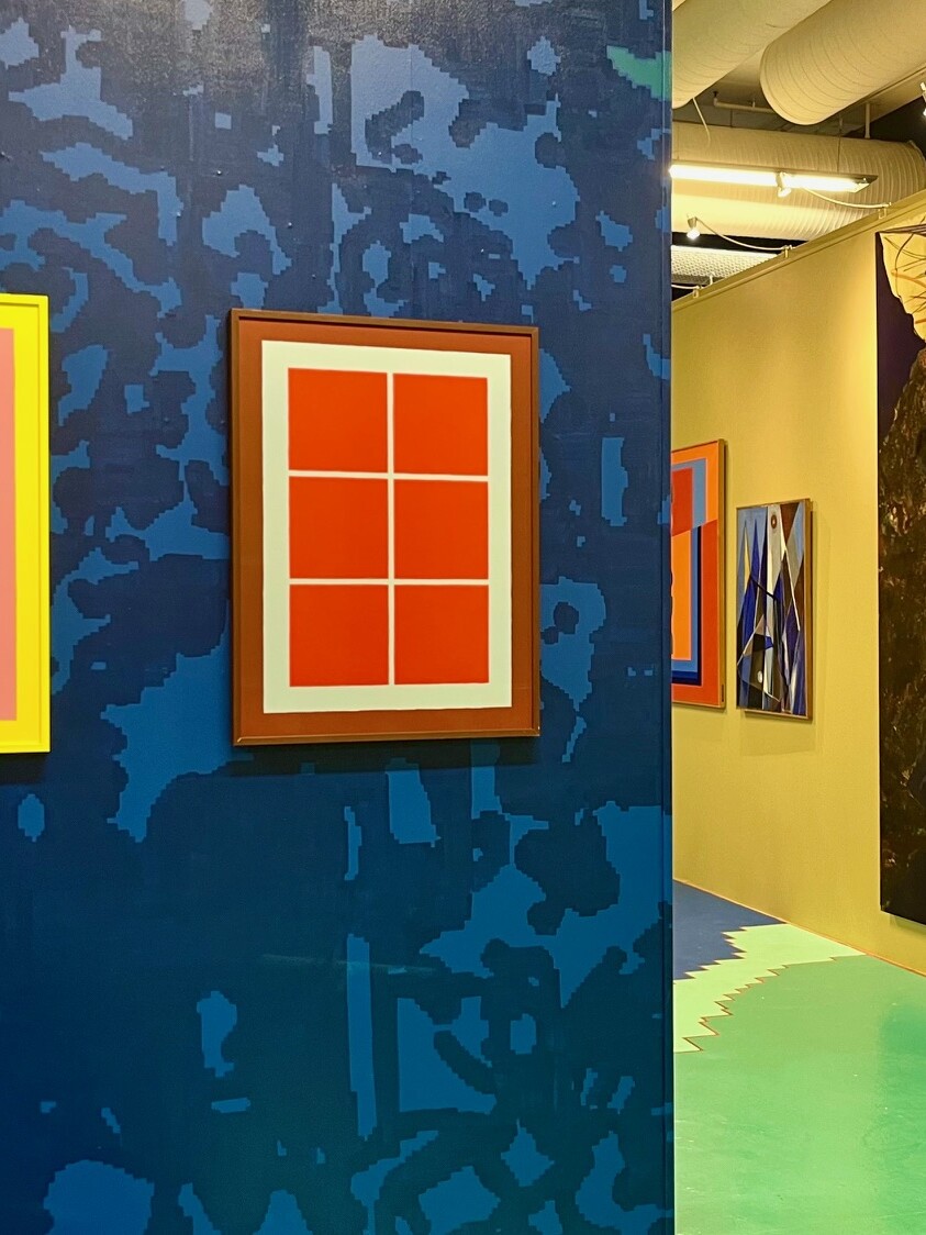 Samlingsværker i dialog med Birks farveintense baggrund – klassisk og nutidigt mødes i en ny og vovet ophængning. Pressefoto.