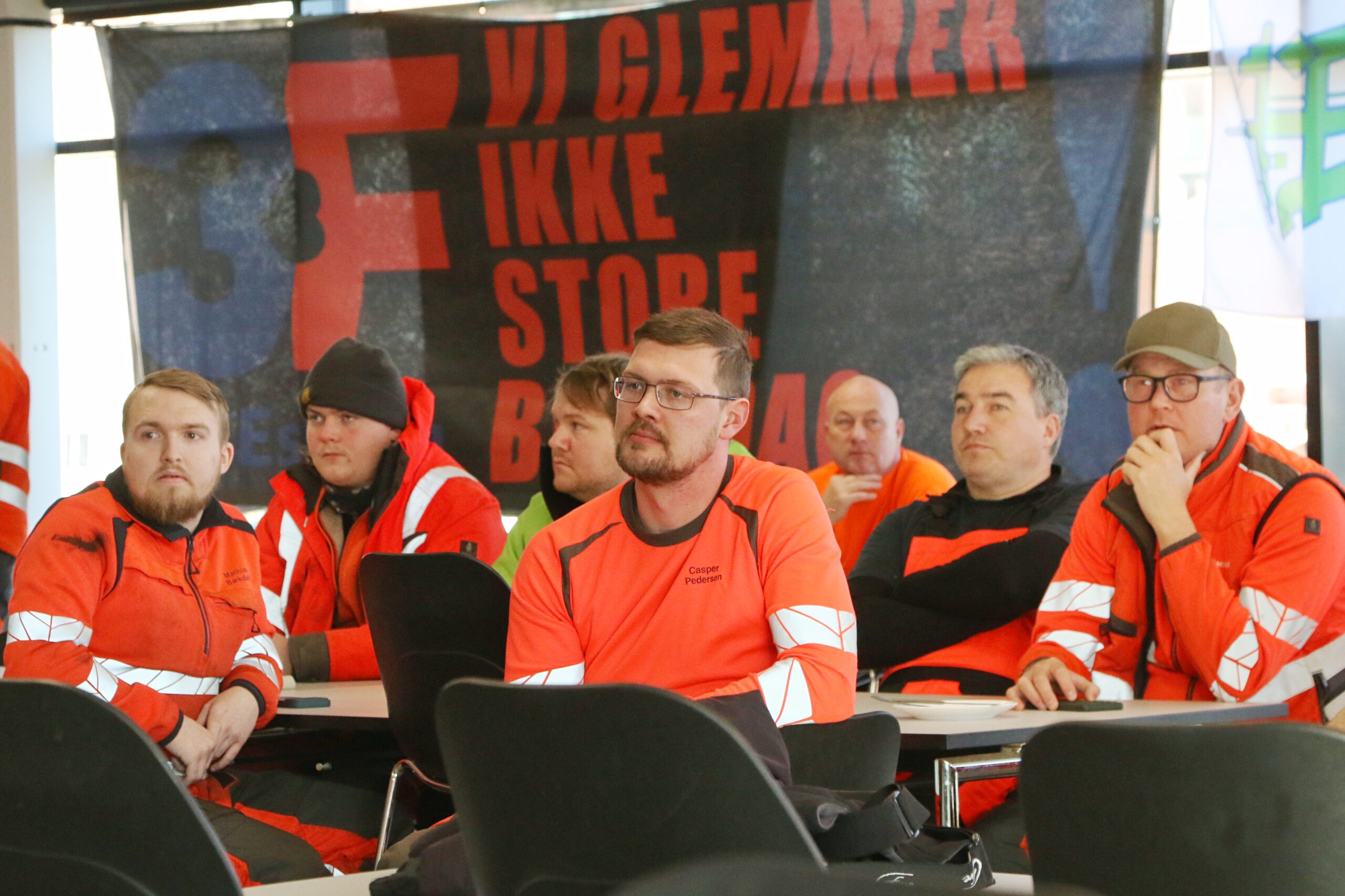 - Vi glemmer ikke Store Bededag, står der på et banner i Mønstringshuset. Og det har Mette Frederiksen heller ikke gjort. Foto: Johnny Tauman.