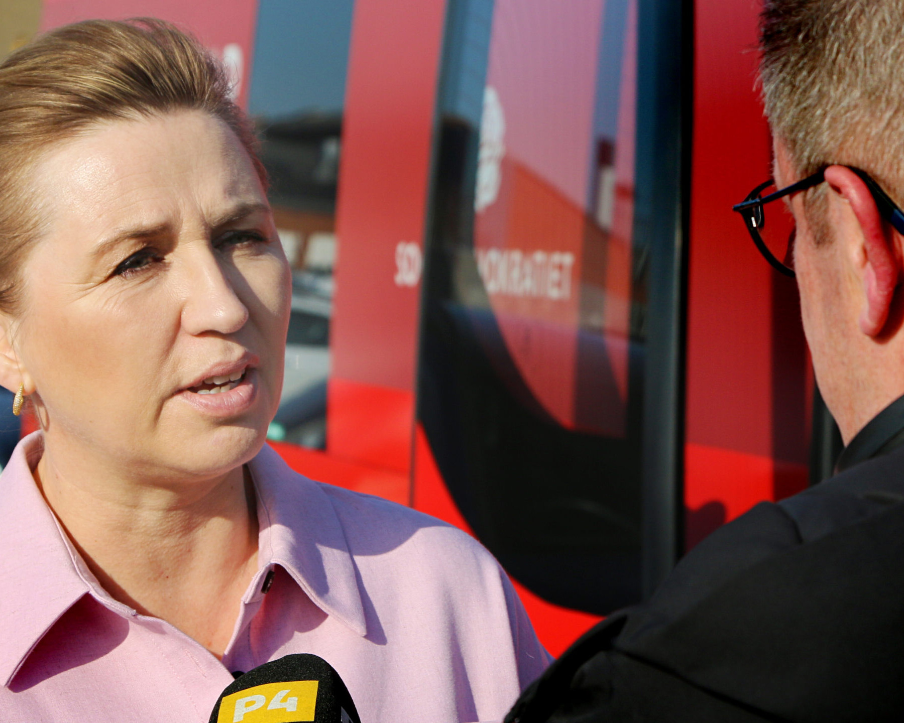 Statsminister Mette Frederiksen (S) besøgte fredag formiddag Esbjerg. Her i samtale med DR P4 Esbjerg. Foto: Johnny Tauman.