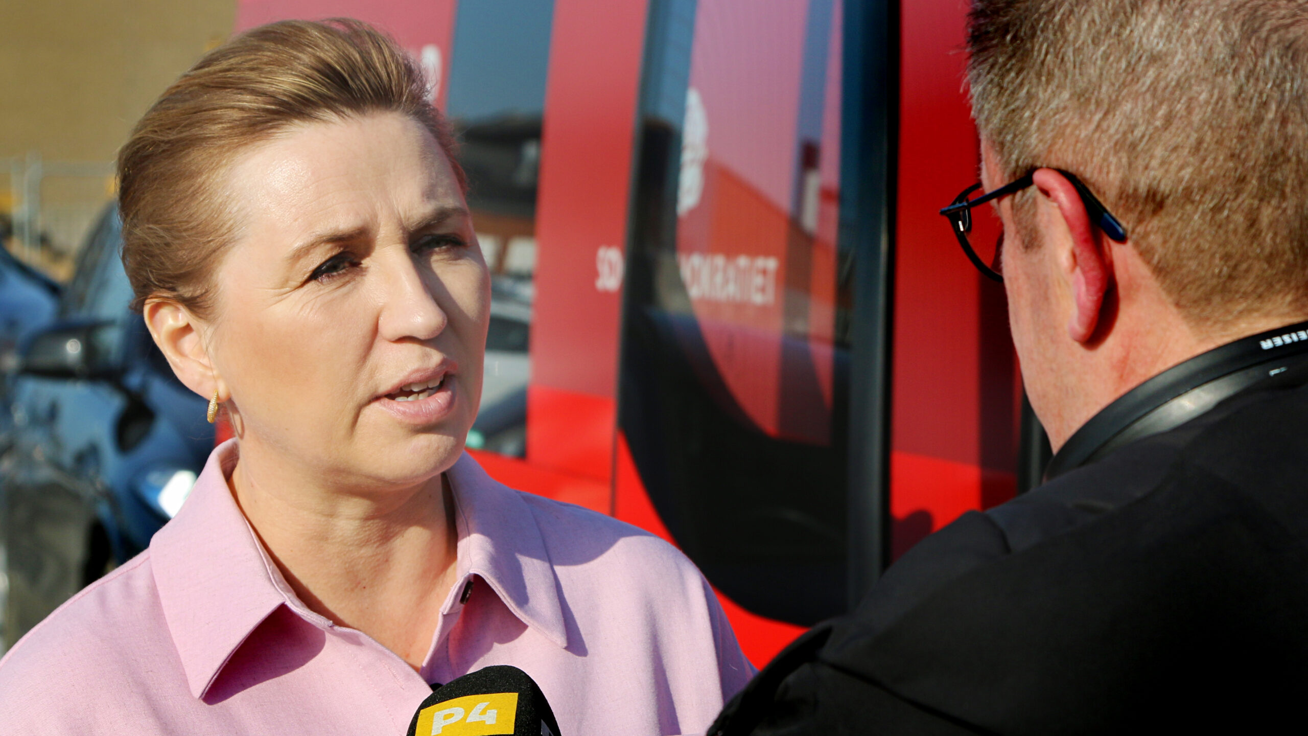 Statsminister Mette Frederiksen (S) besøgte fredag formiddag Esbjerg. Her i samtale med DR P4 Esbjerg. Foto: Johnny Tauman.