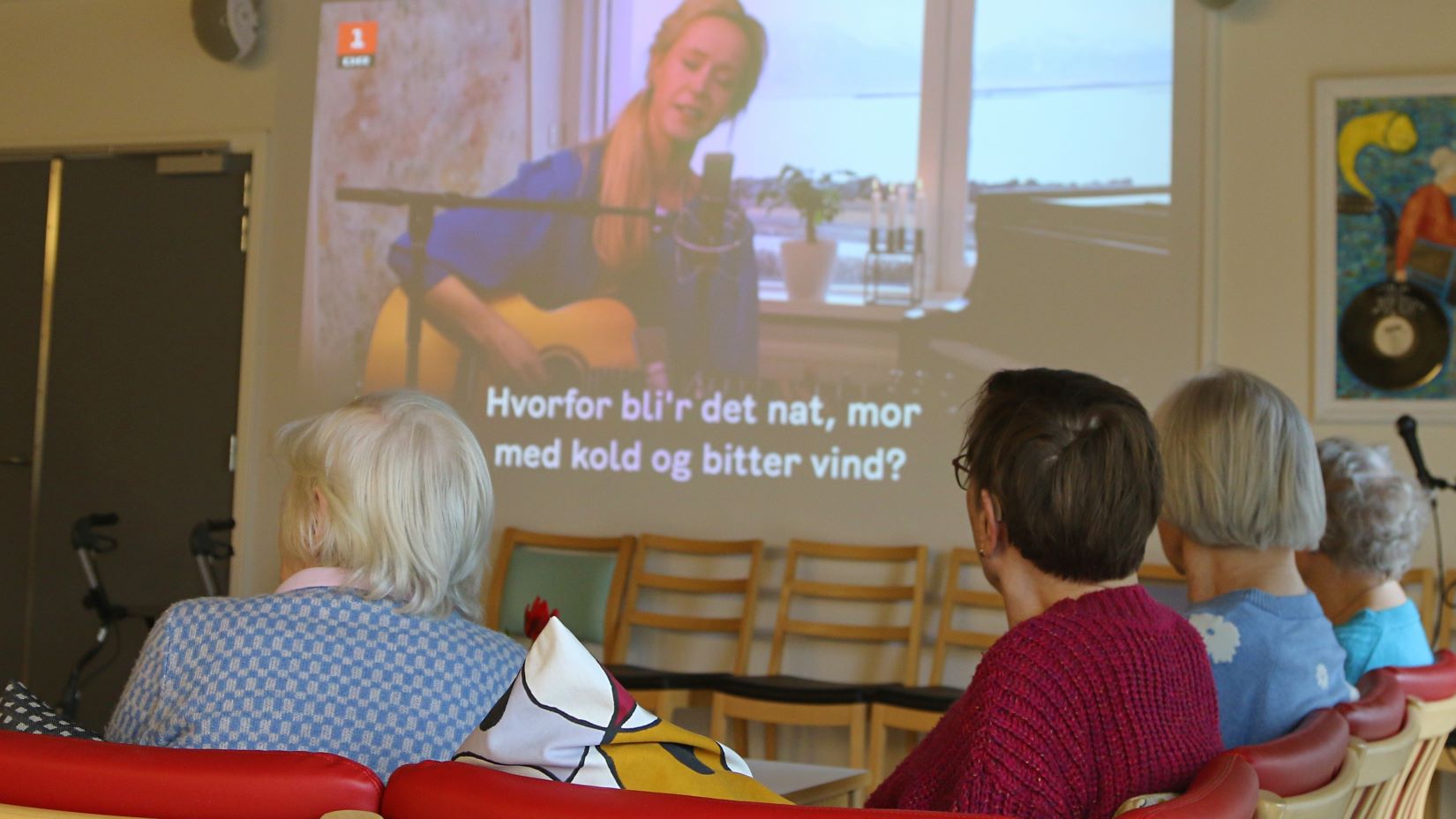Nynnende kvinder havde samlet sig i sofaen i Esehuset i Sædding. Foto: Johnny Tauman.