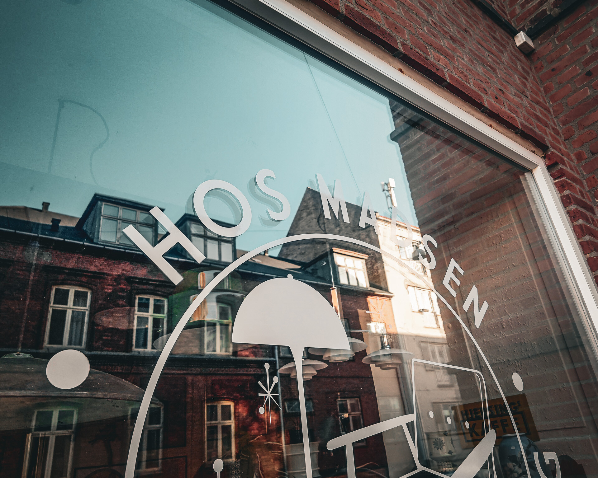 Logoet på facaden ligner sig selv, men Madsens Lopperier er blevet til Hos Madsen. Foto: Fjodor Pedersen.