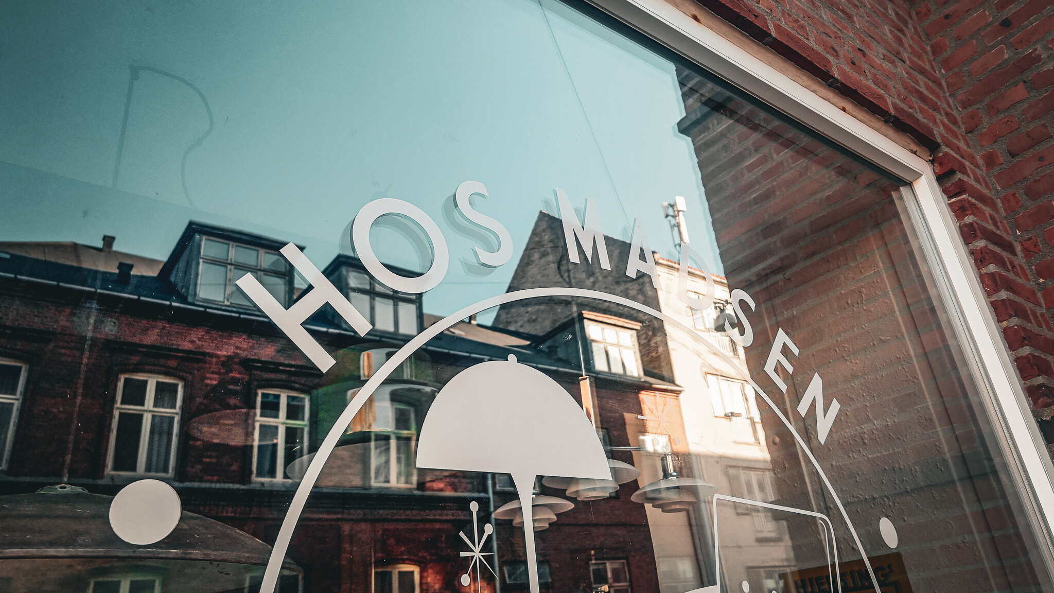Logoet på facaden ligner sig selv, men Madsens Lopperier er blevet til Hos Madsen. Foto: Fjodor Pedersen.
