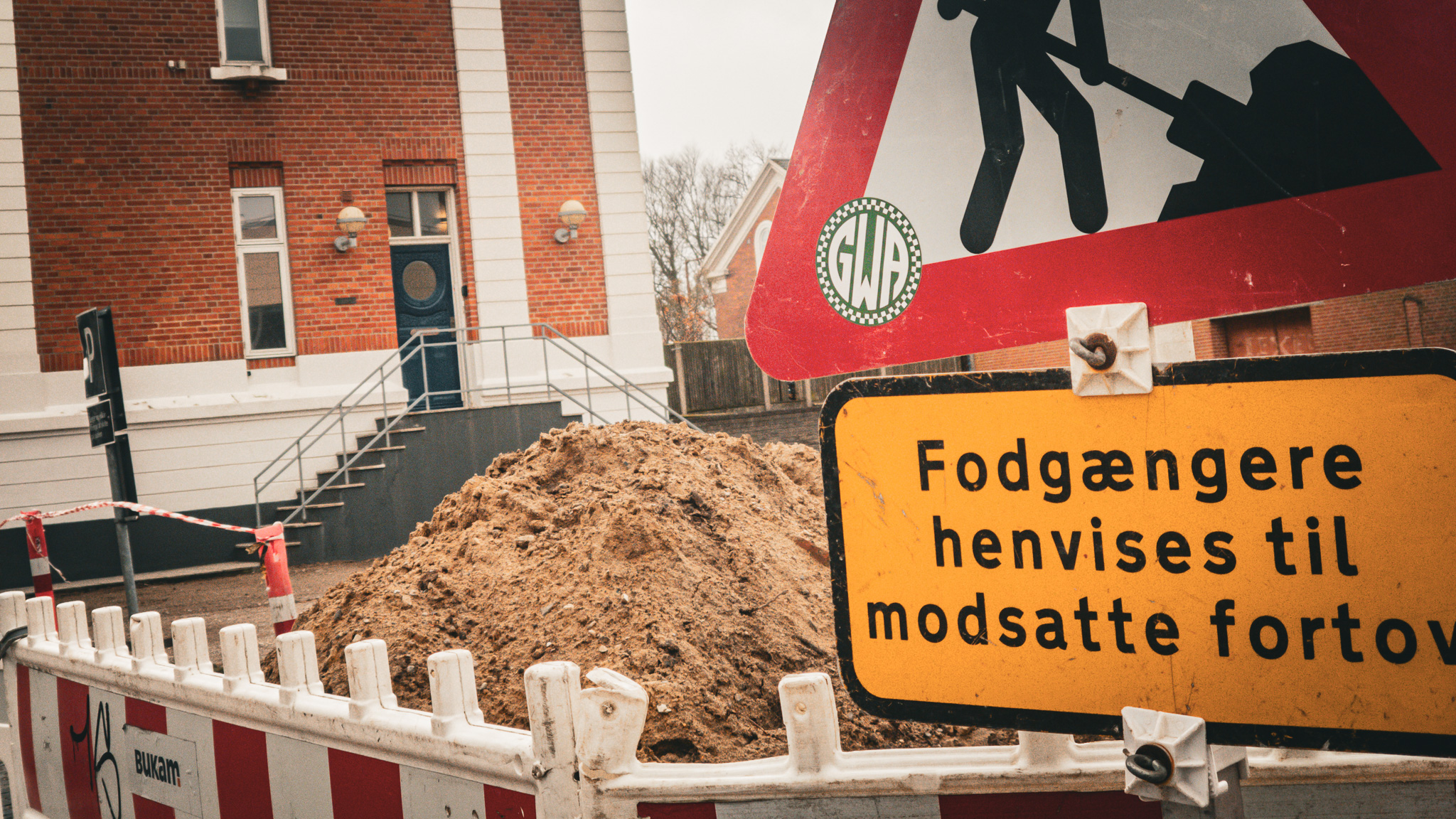 Grunden på hjørnet af Torvegade og Borgergade har i en årrække stået tom. Foto. Fjodor Pedersen.