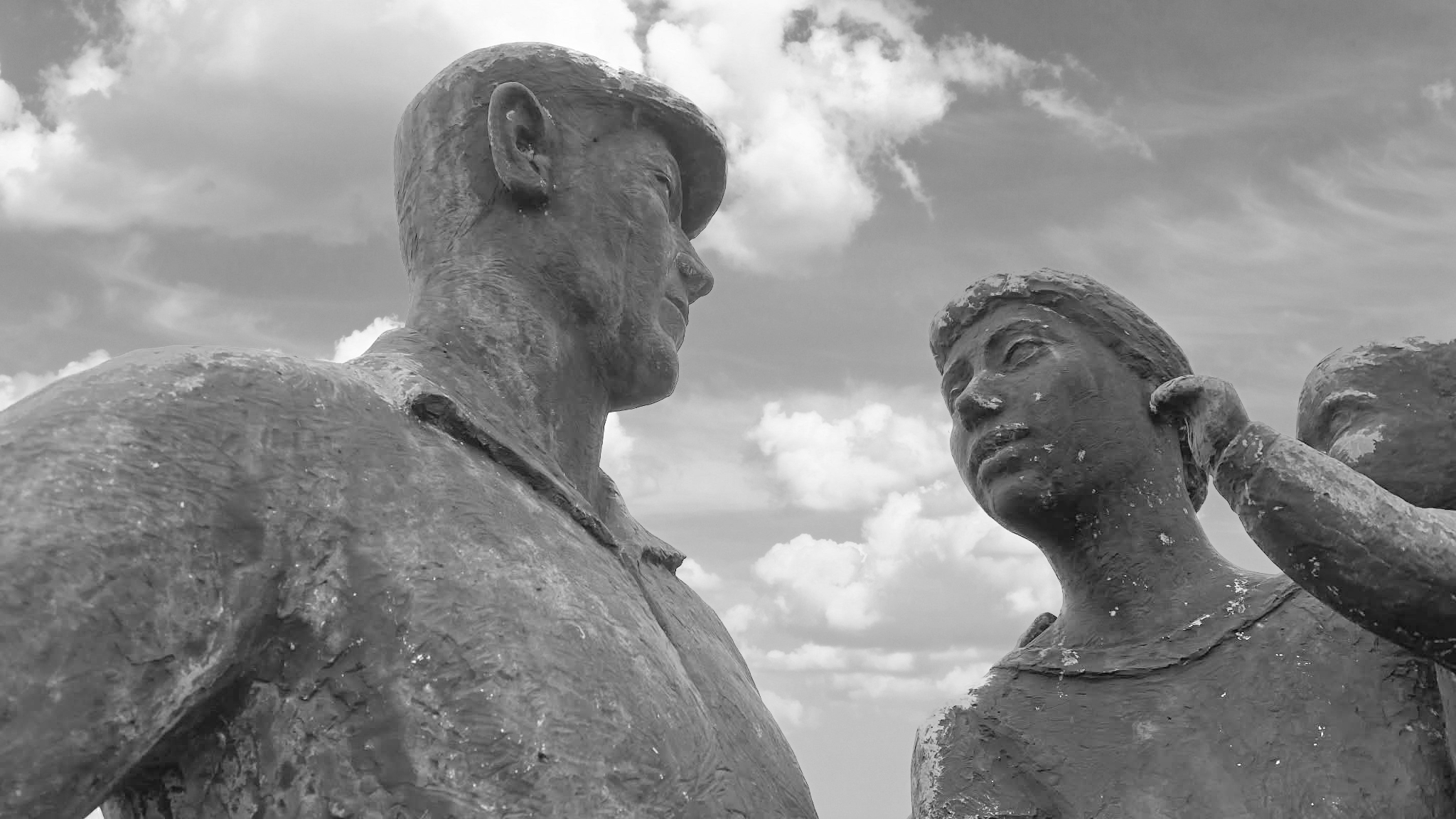 Foråret er godt på vej. Statuerne på Adgangsvejen kan se frem til plusgrader. Foto: Johnny Tauman.