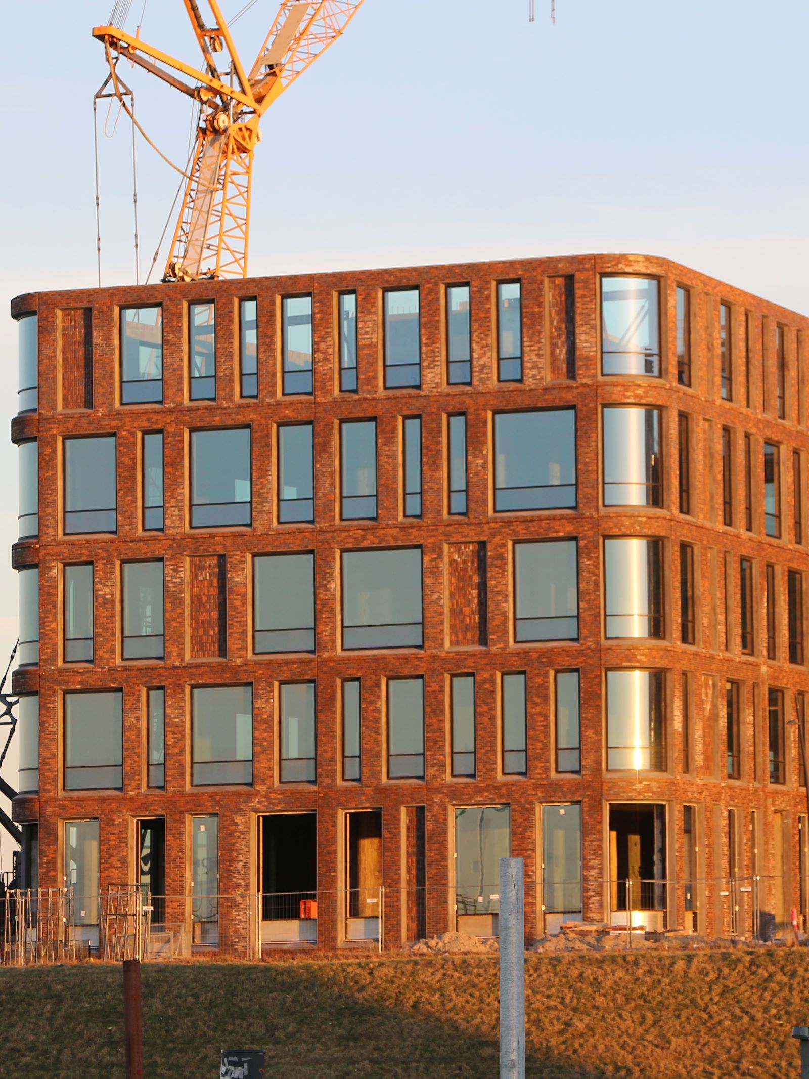 Nedgående aftensol tegner et smukt billede af de første fem etager på Det Faglige Hus A-kasses nybyggeri på Esbjerg Brygge. Foto: Johnny Tauman.