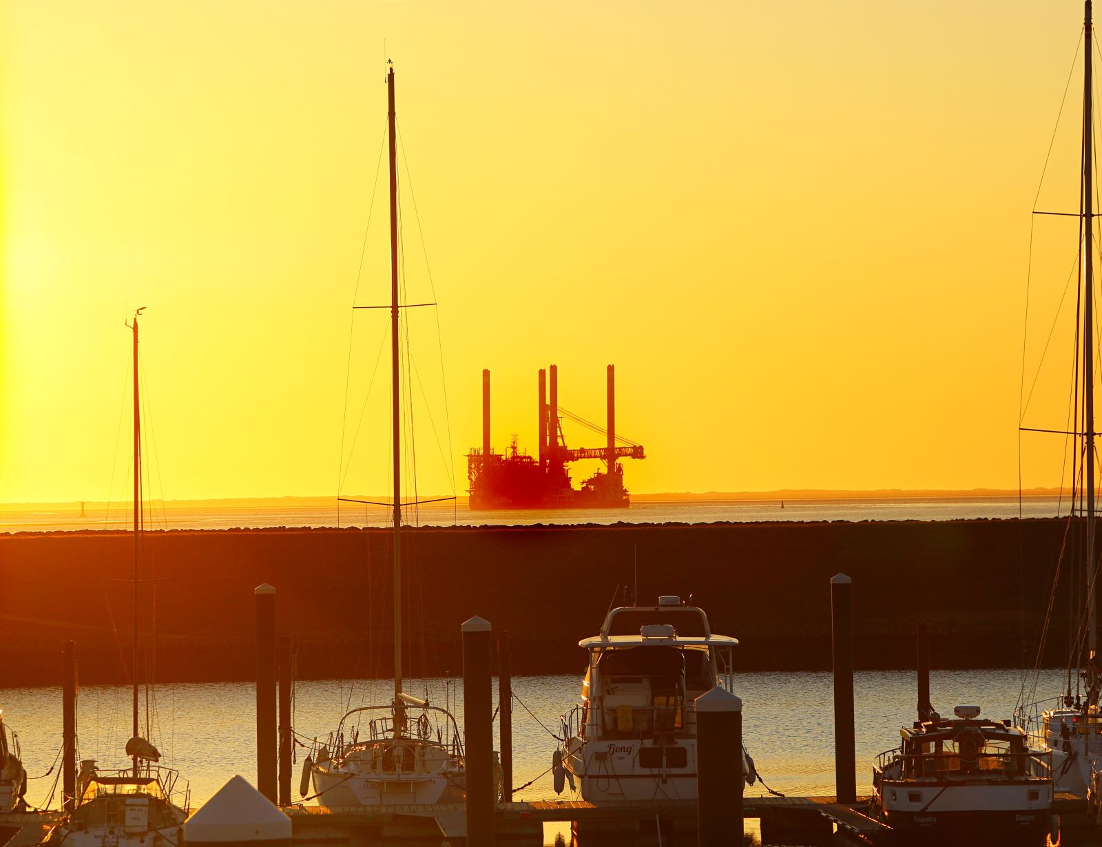 Endnu et offshore-skib i sejlrenden. Foto: Johnny Tauman.