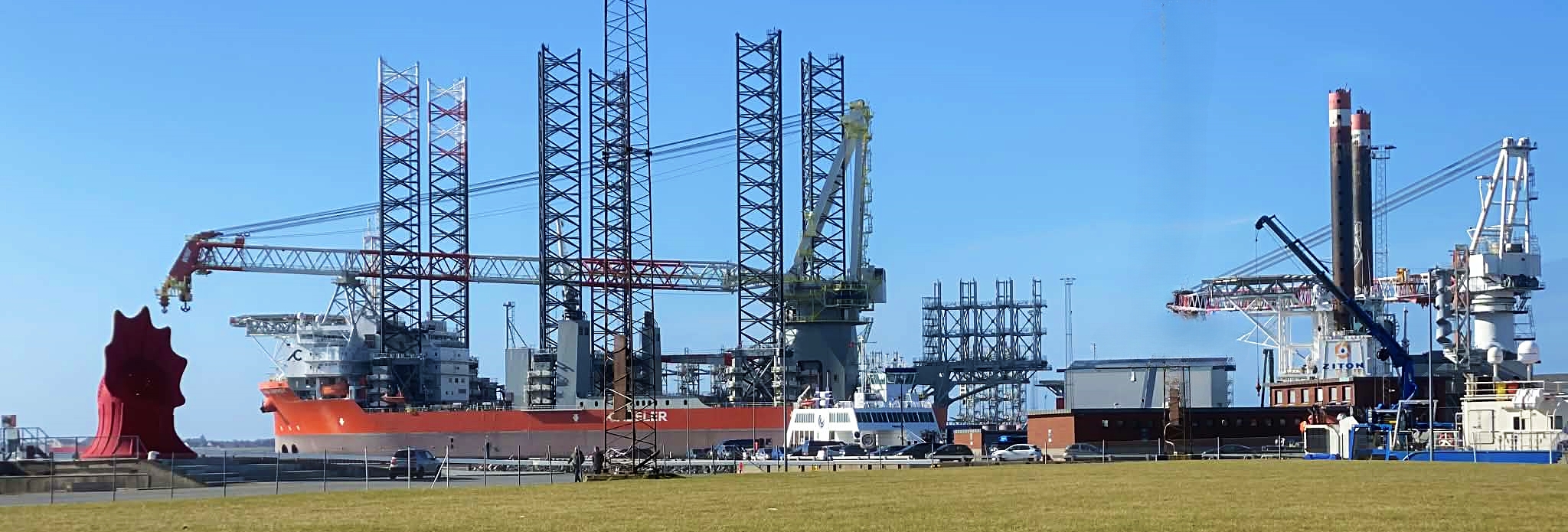 Fed aktivitet på havnen nær Fanøfærgen